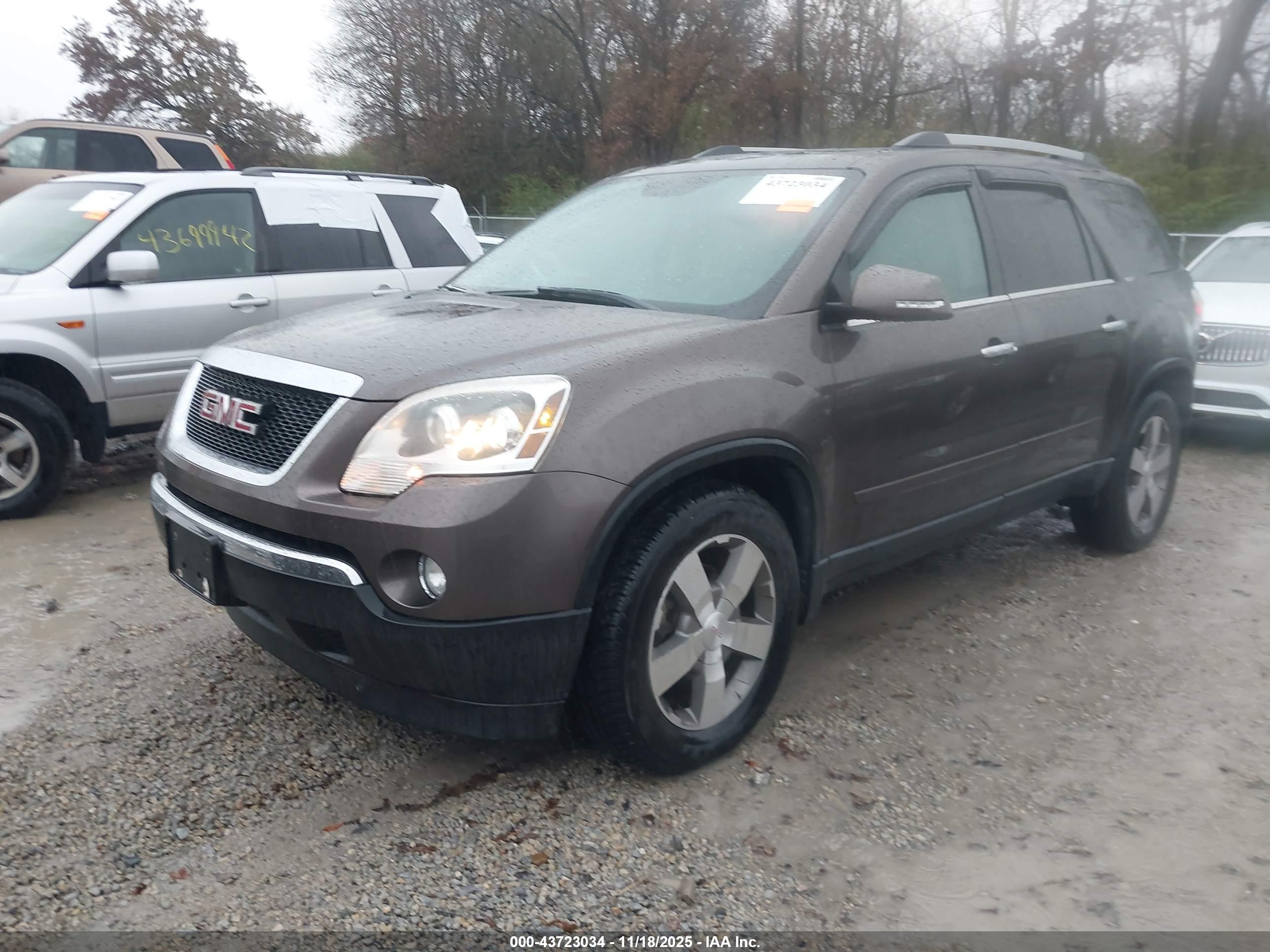 GMC ACADIA image 2