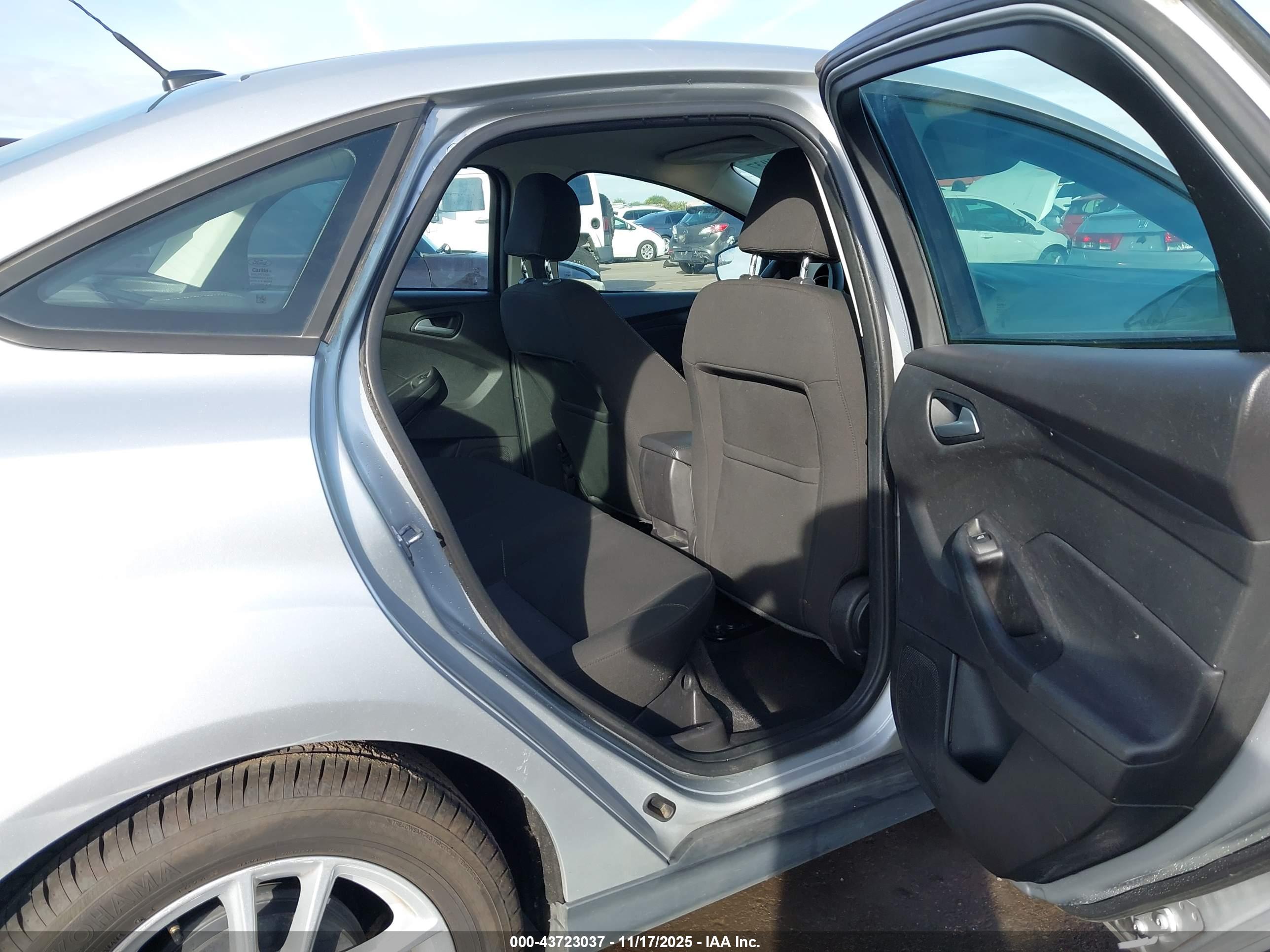 FORD FOCUS image 8