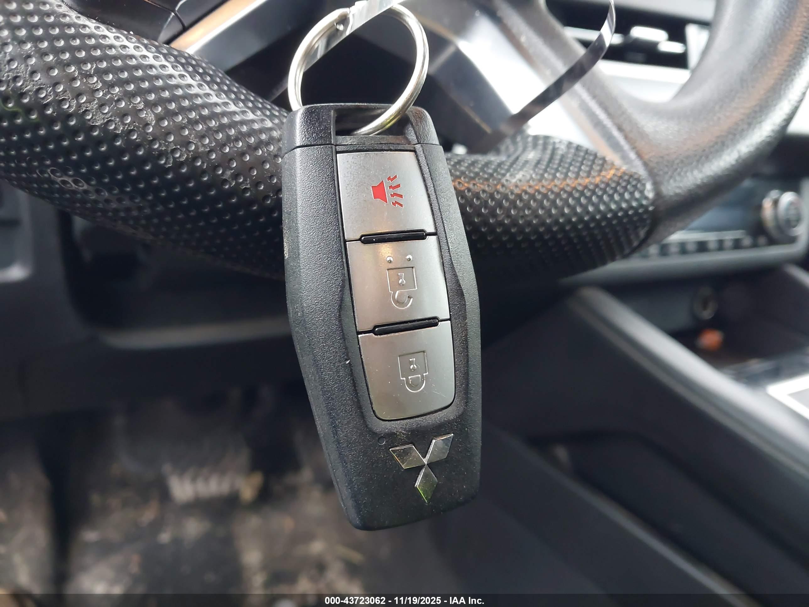MITSUBISHI OUTLANDER image 11