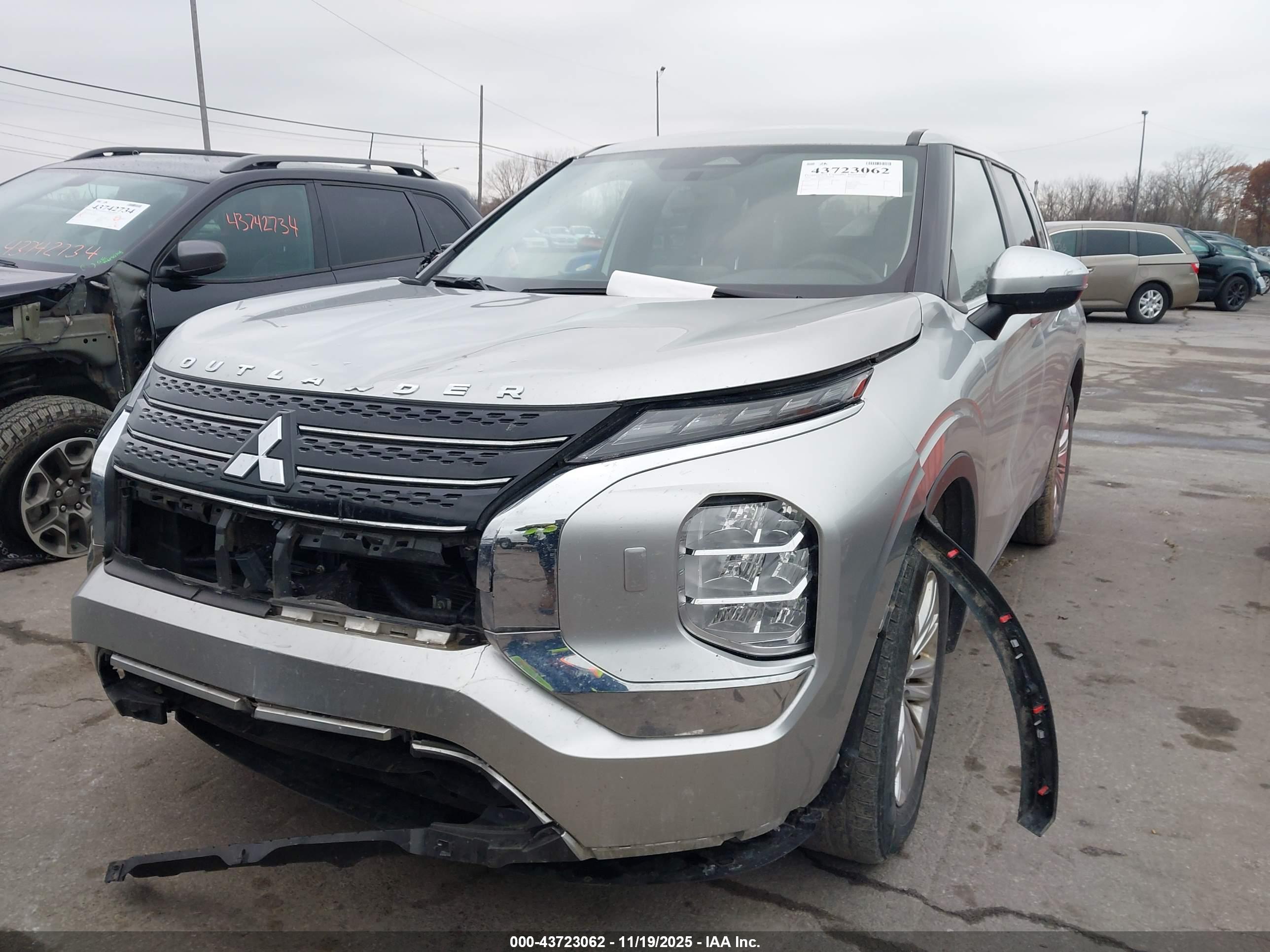 MITSUBISHI OUTLANDER image 2