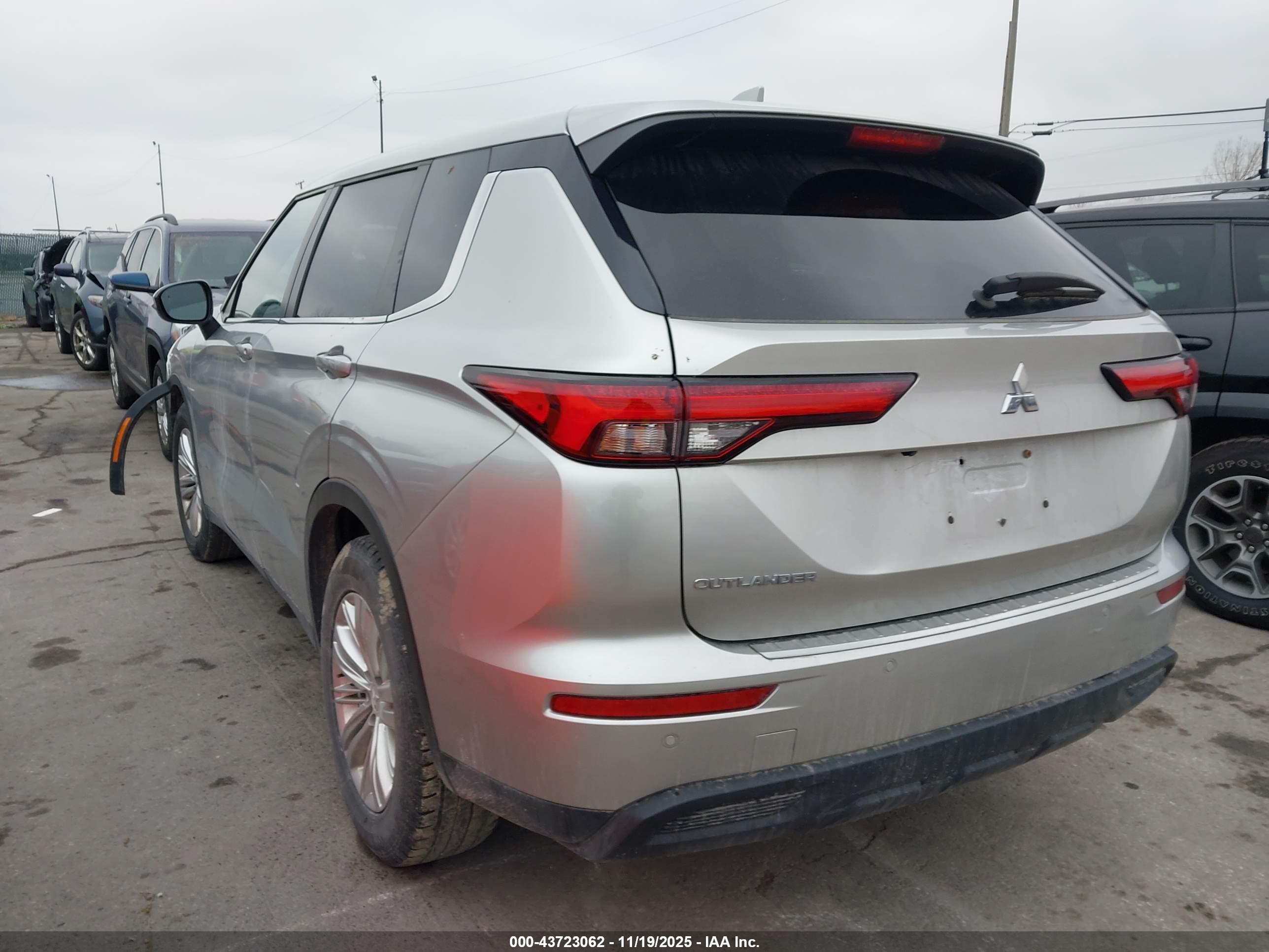 MITSUBISHI OUTLANDER image 3