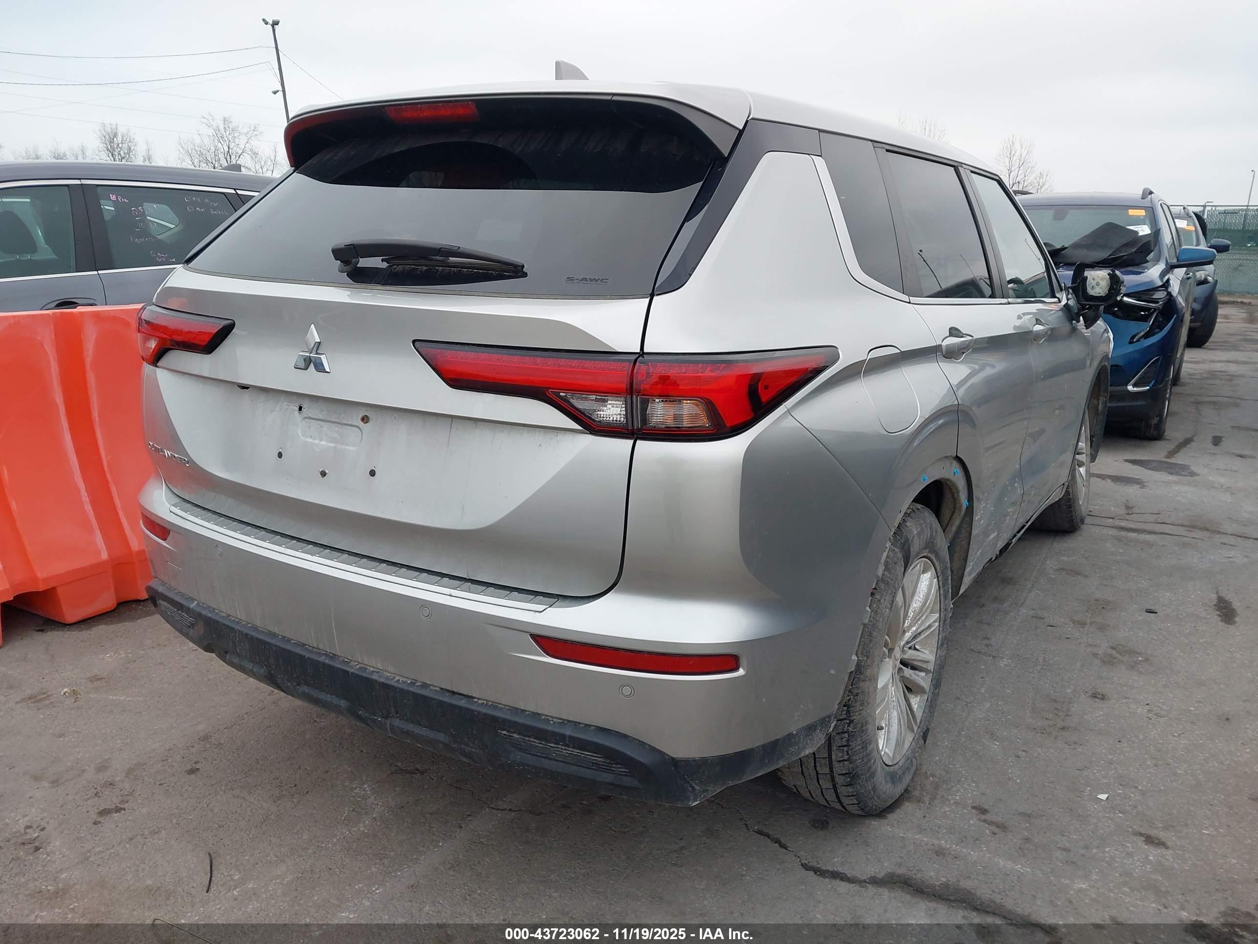 MITSUBISHI OUTLANDER image 4