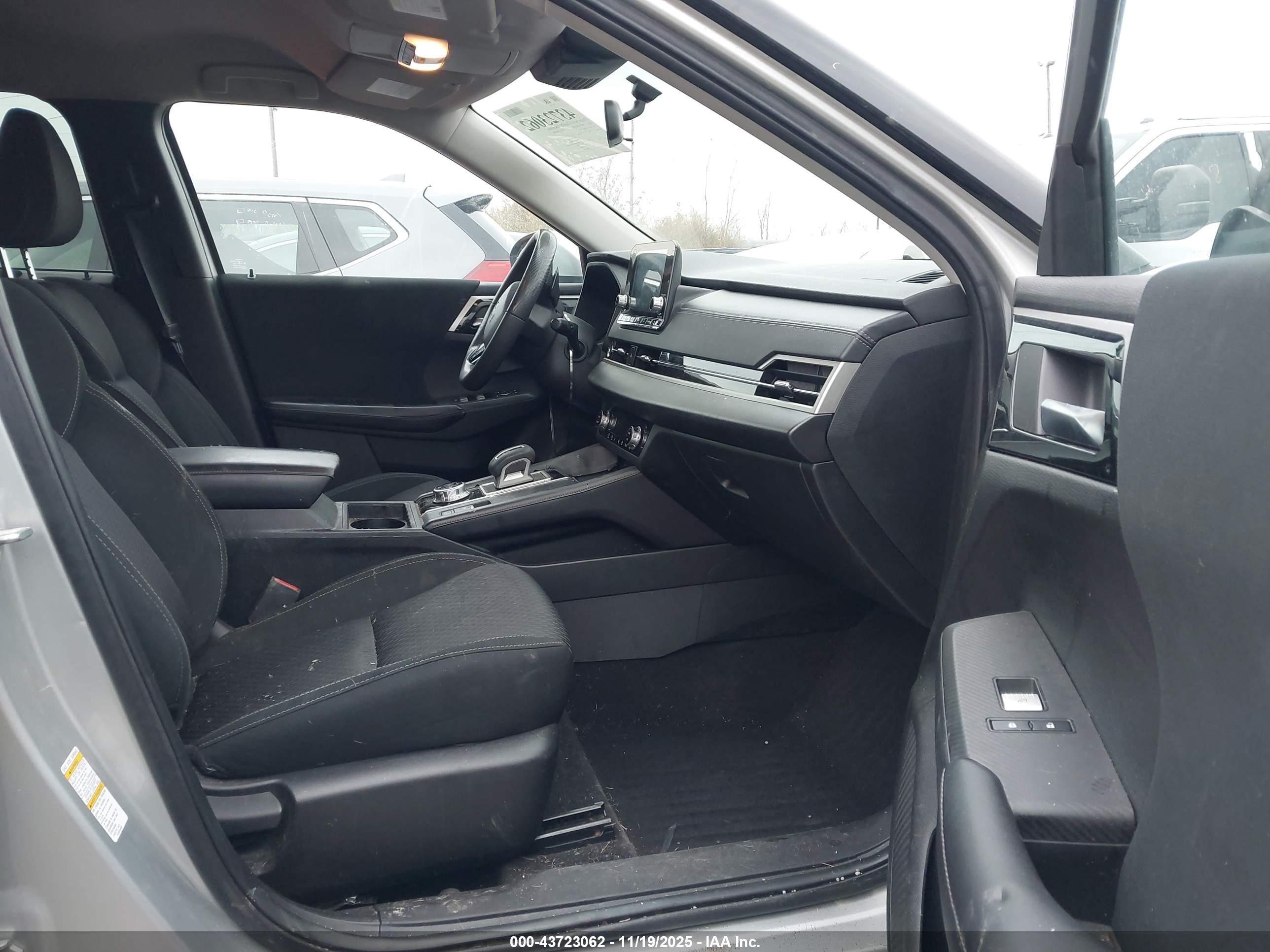 MITSUBISHI OUTLANDER image 5