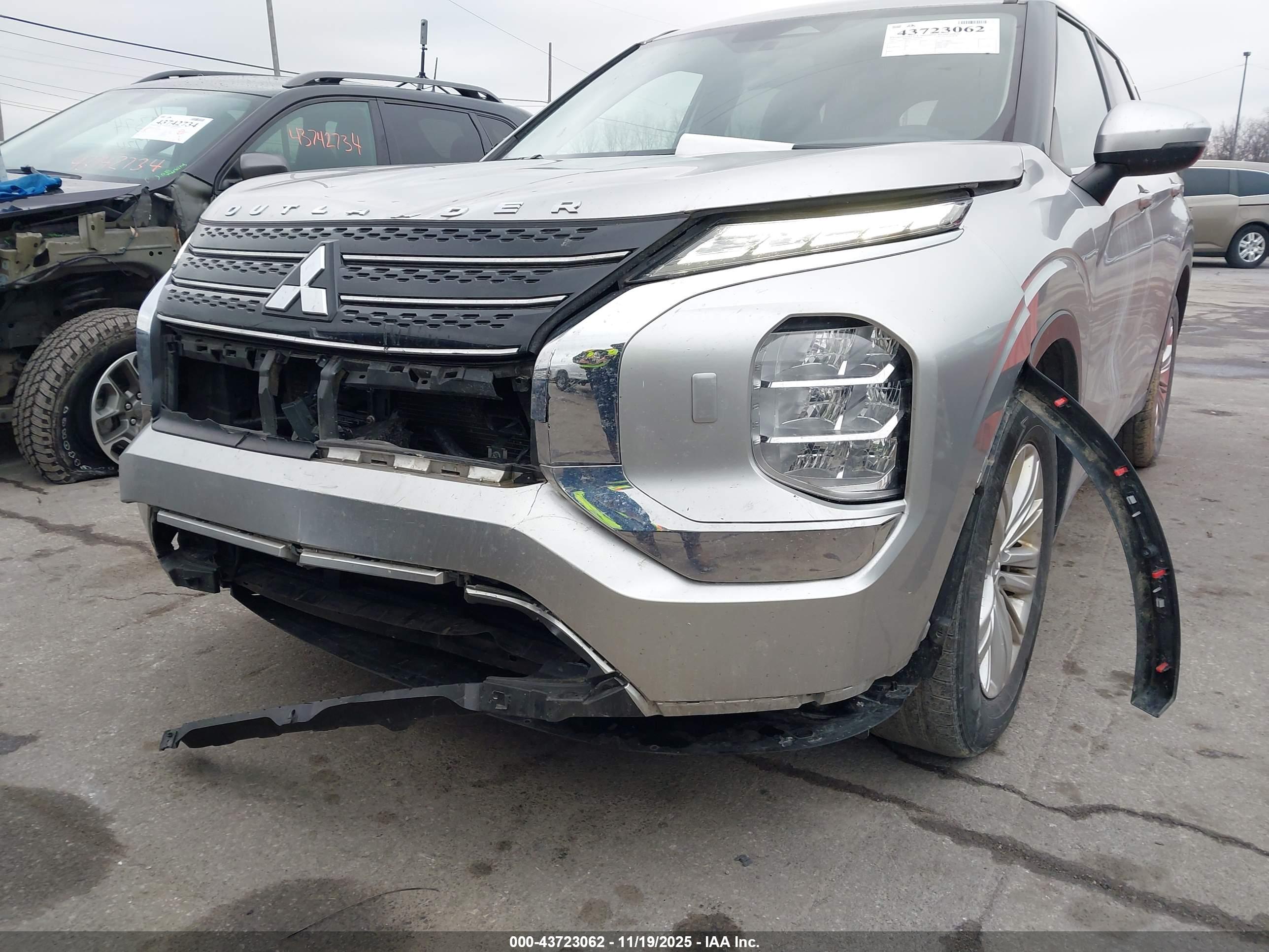MITSUBISHI OUTLANDER image 6