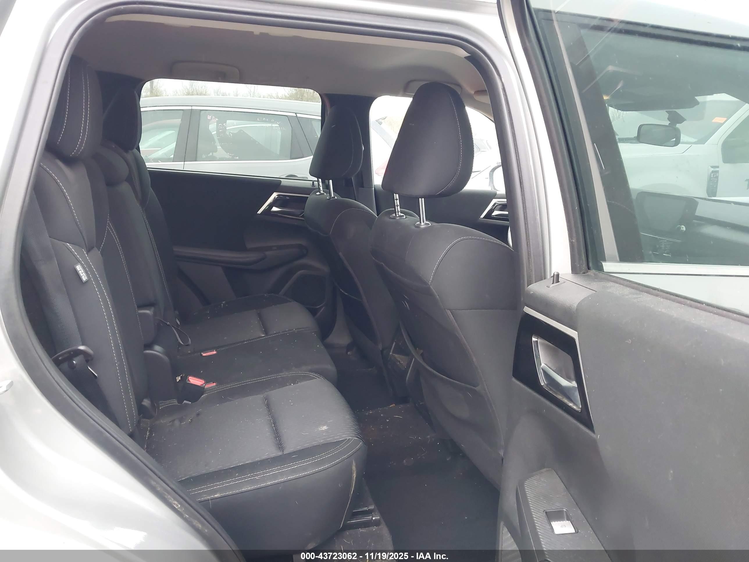 MITSUBISHI OUTLANDER image 8