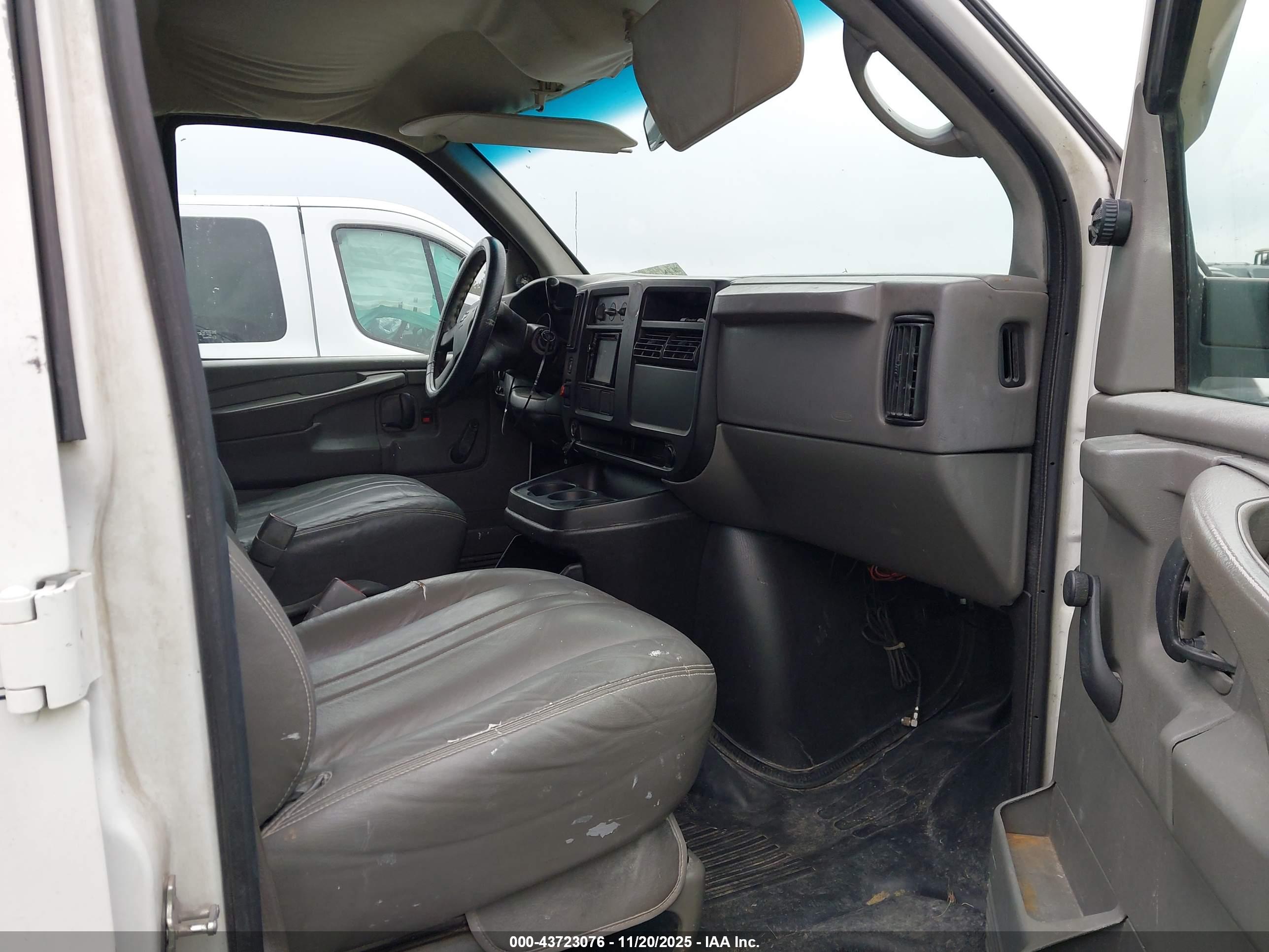 CHEVROLET EXPRESS image 5