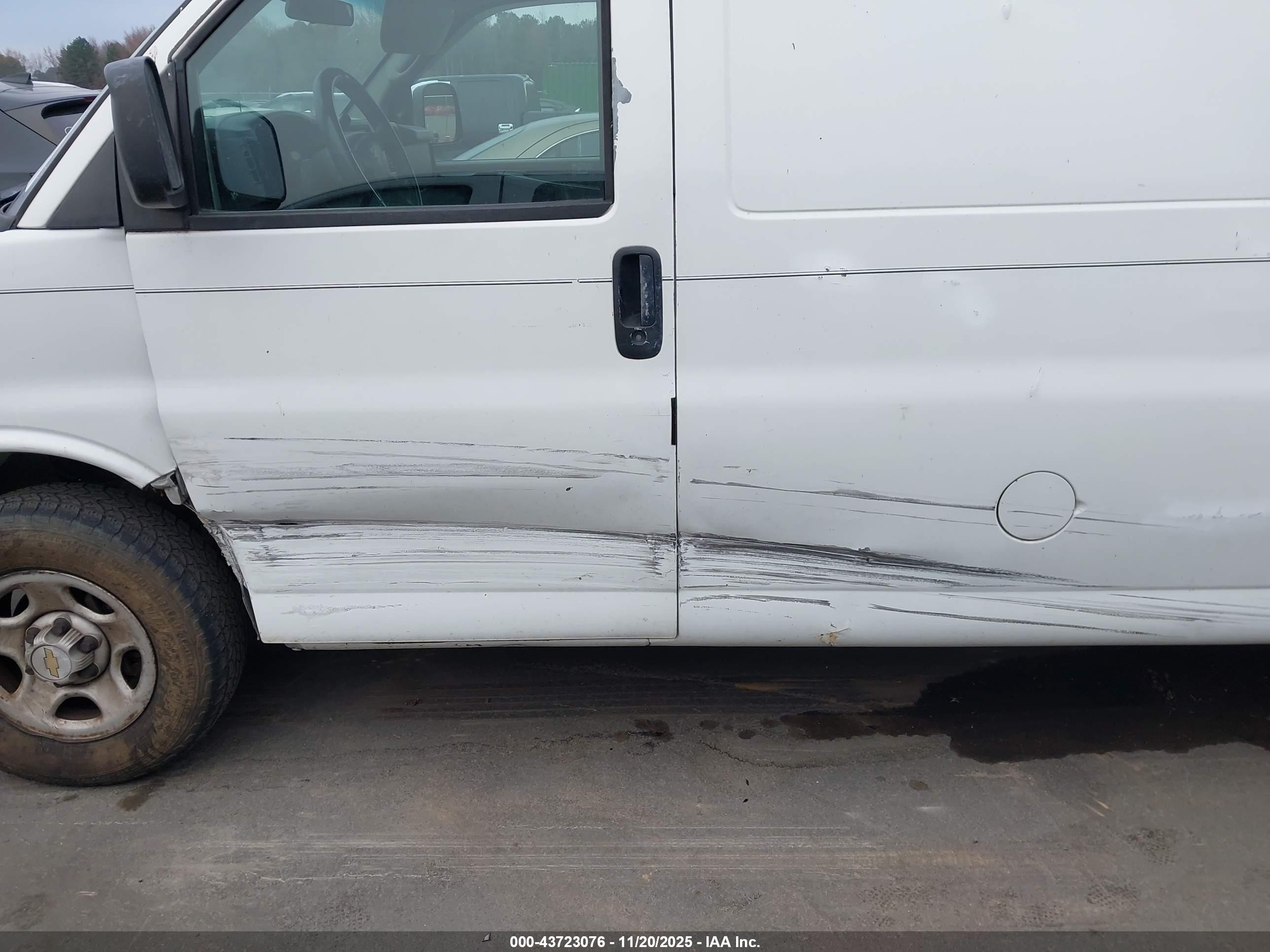 CHEVROLET EXPRESS image 6