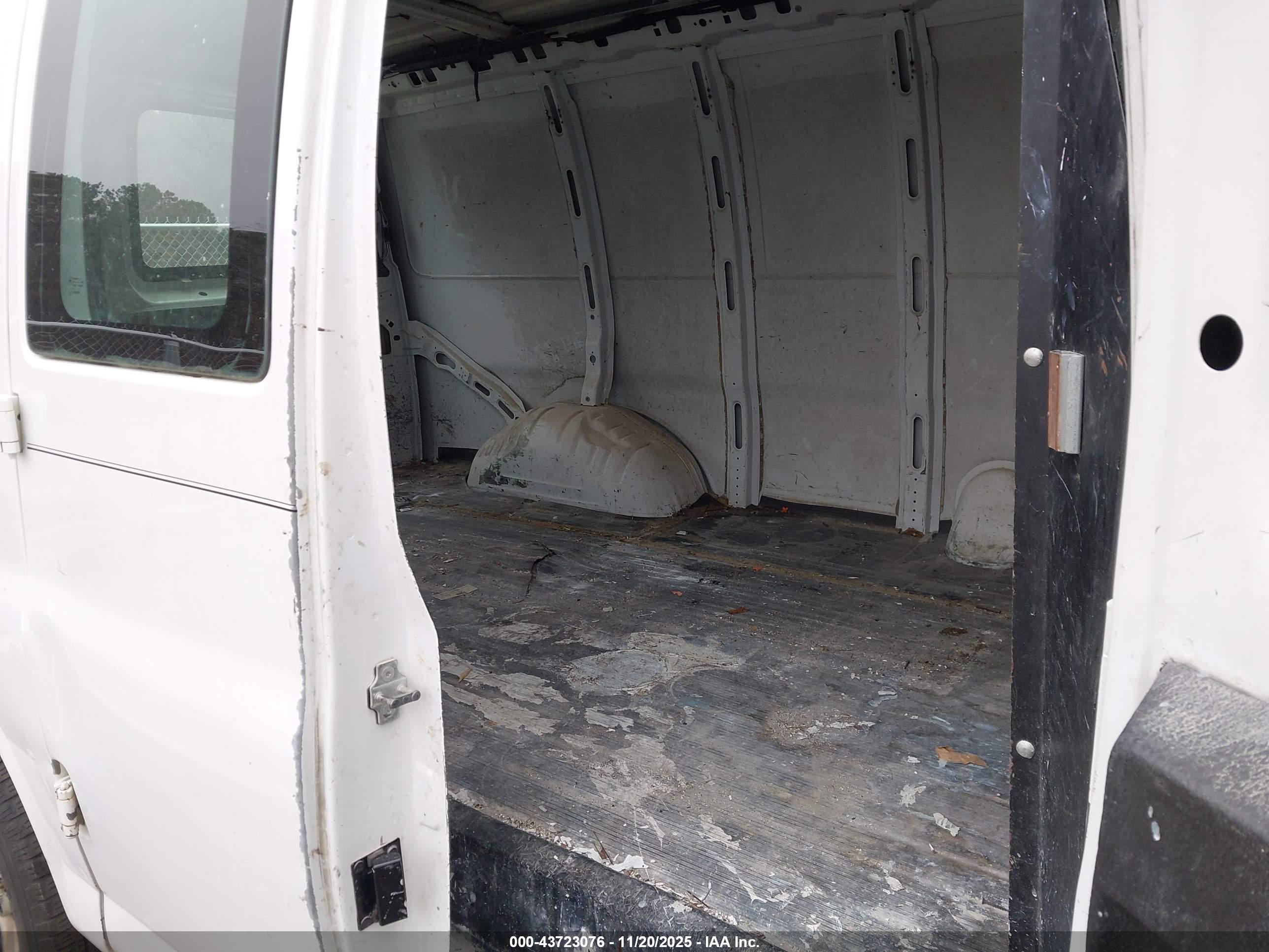 CHEVROLET EXPRESS image 8