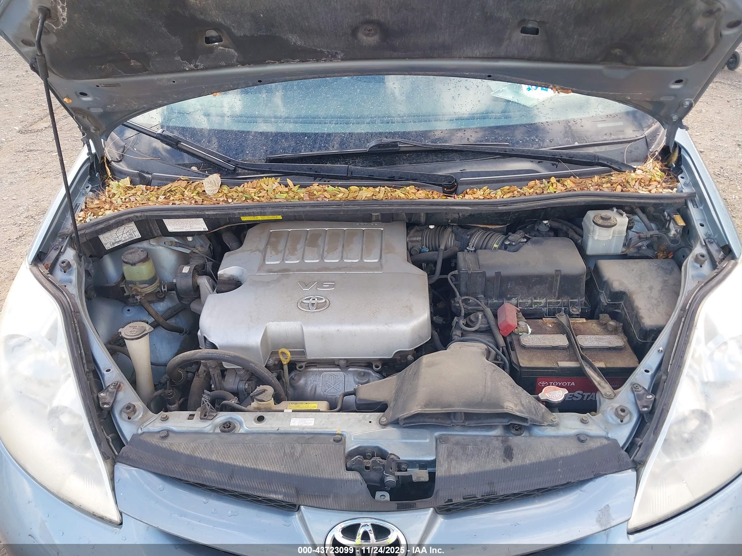 TOYOTA SIENNA image 10