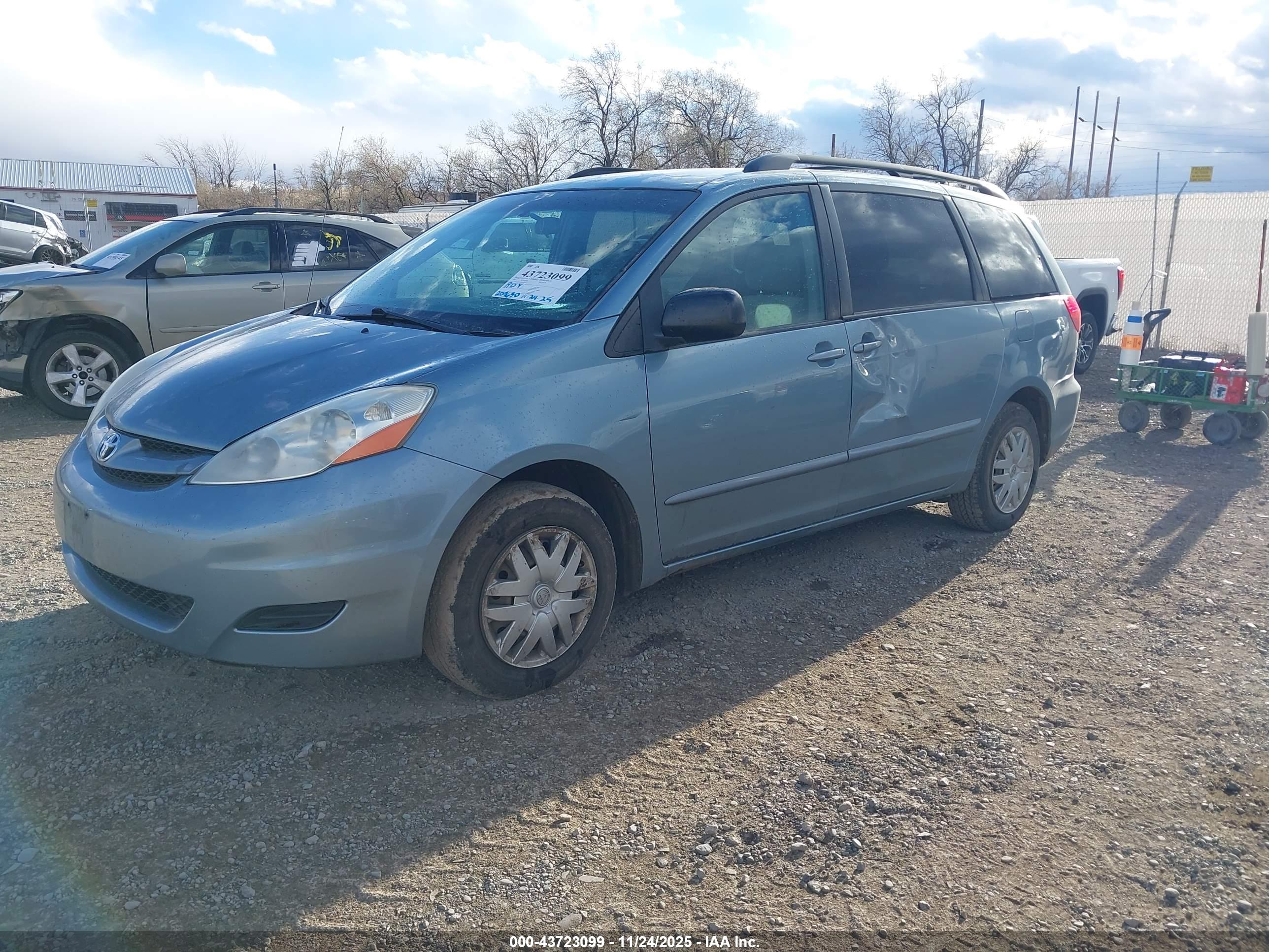 TOYOTA SIENNA image 2