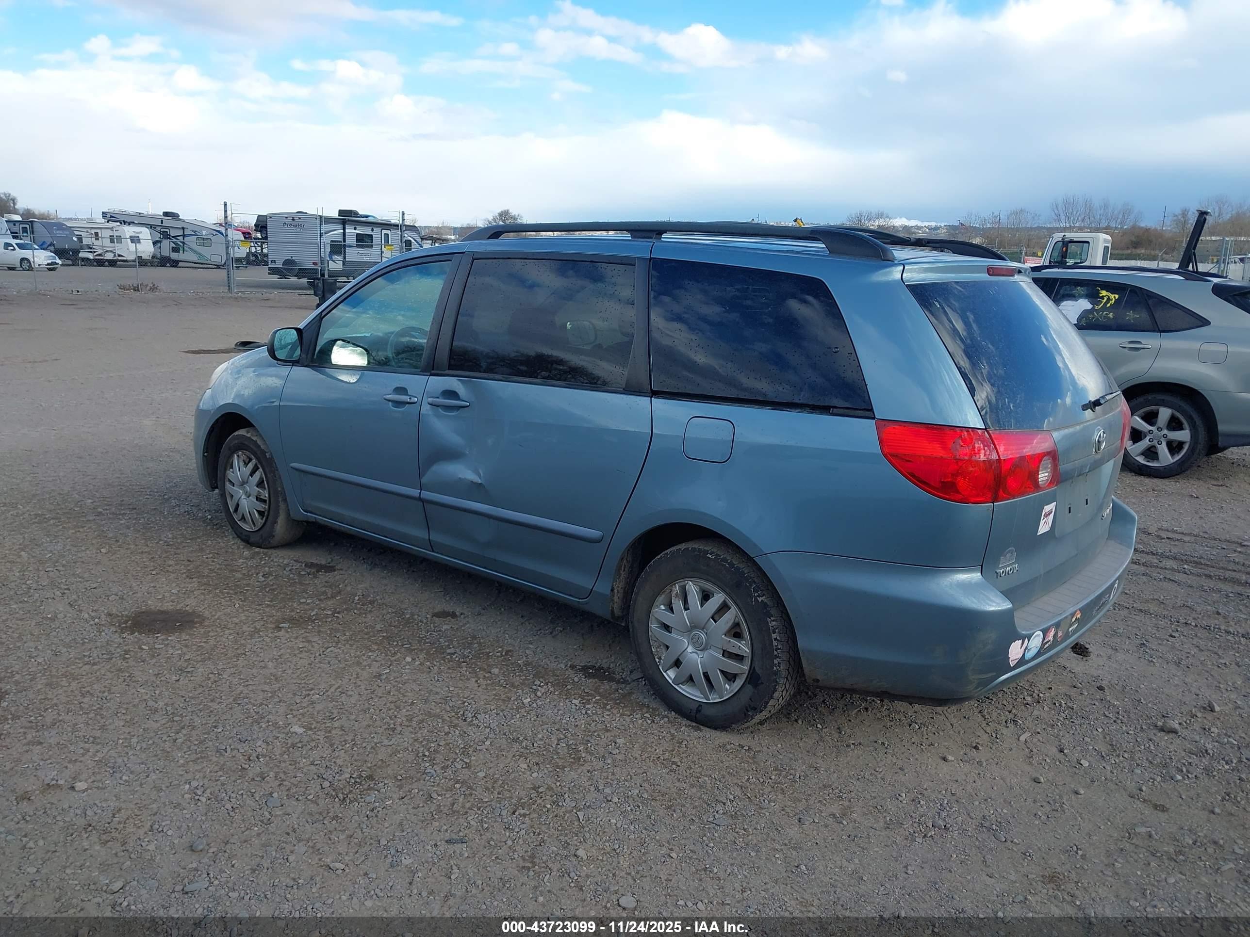 TOYOTA SIENNA image 3