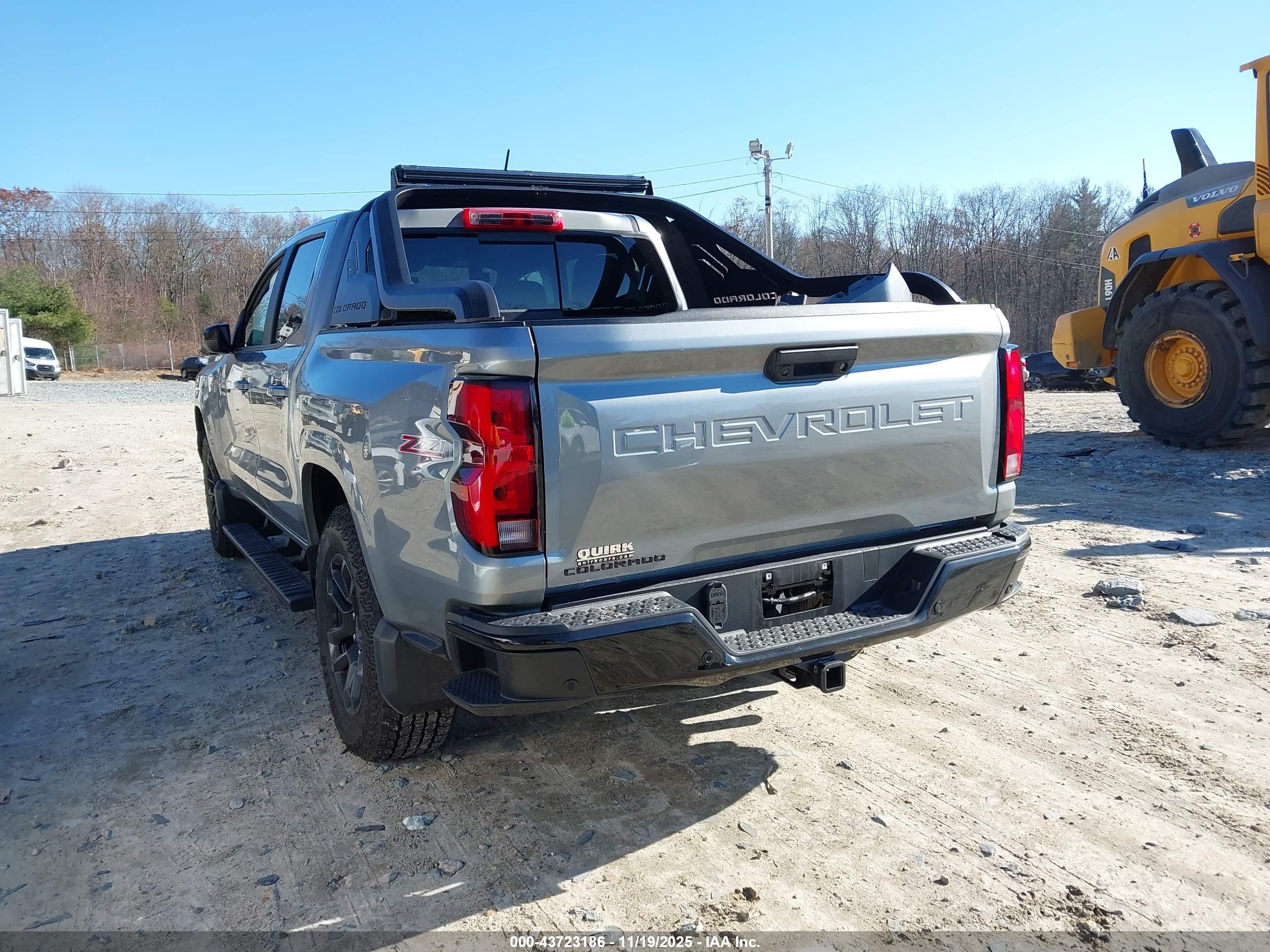 CHEVROLET COLORADO image 3