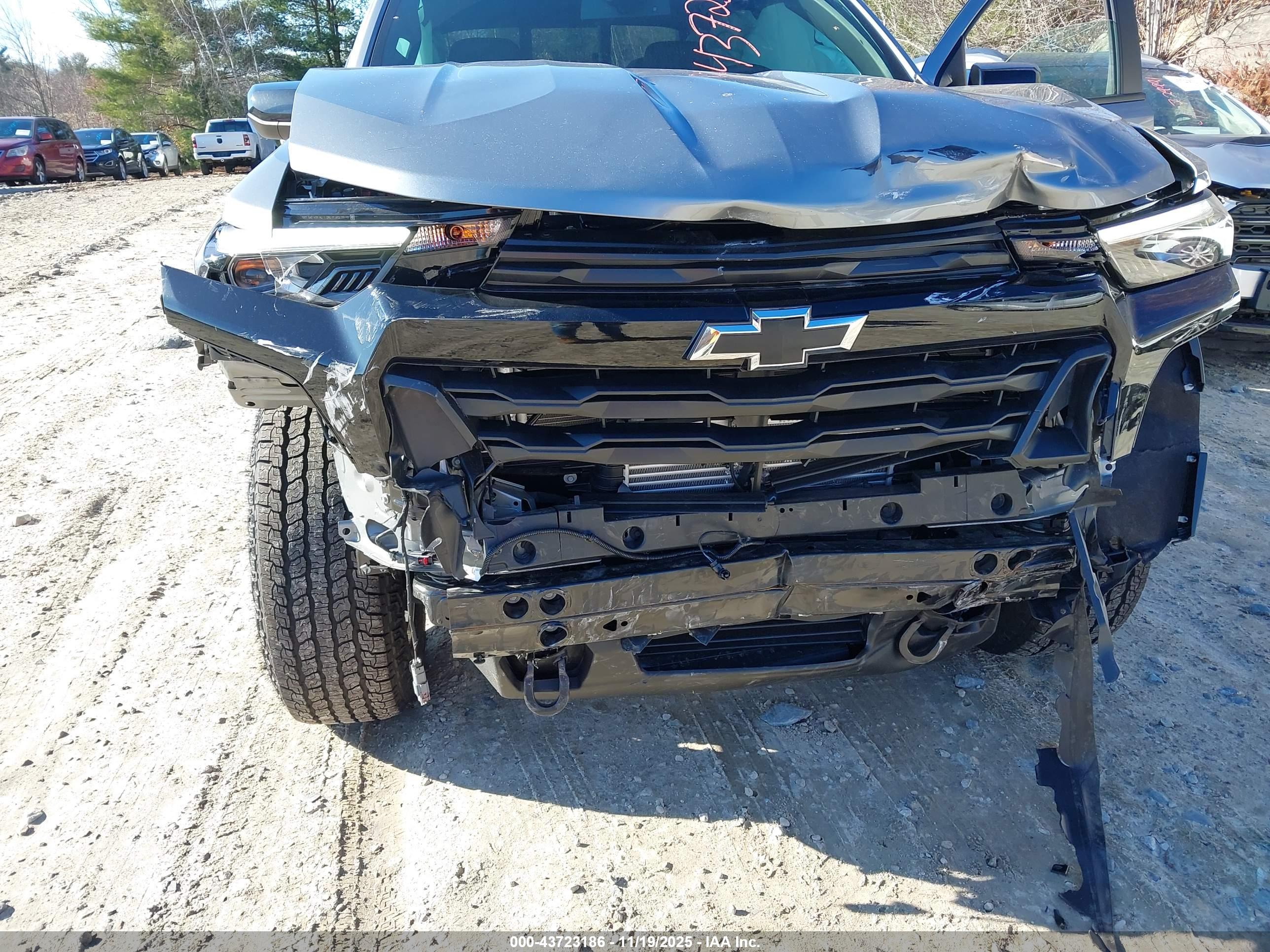 CHEVROLET COLORADO image 6