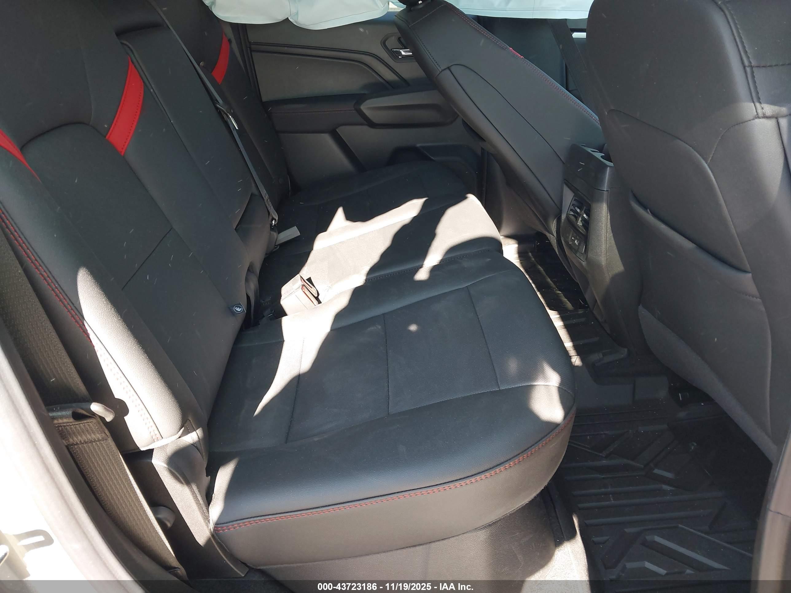 CHEVROLET COLORADO image 8