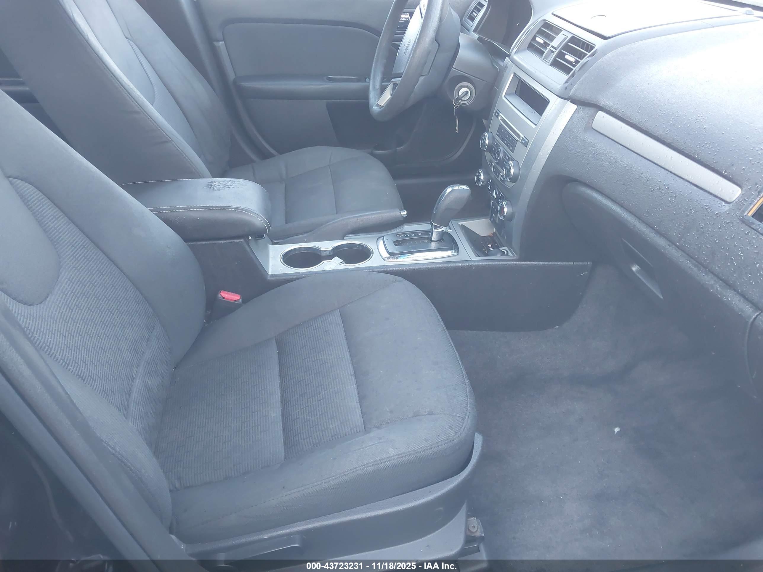 FORD FUSION image 5