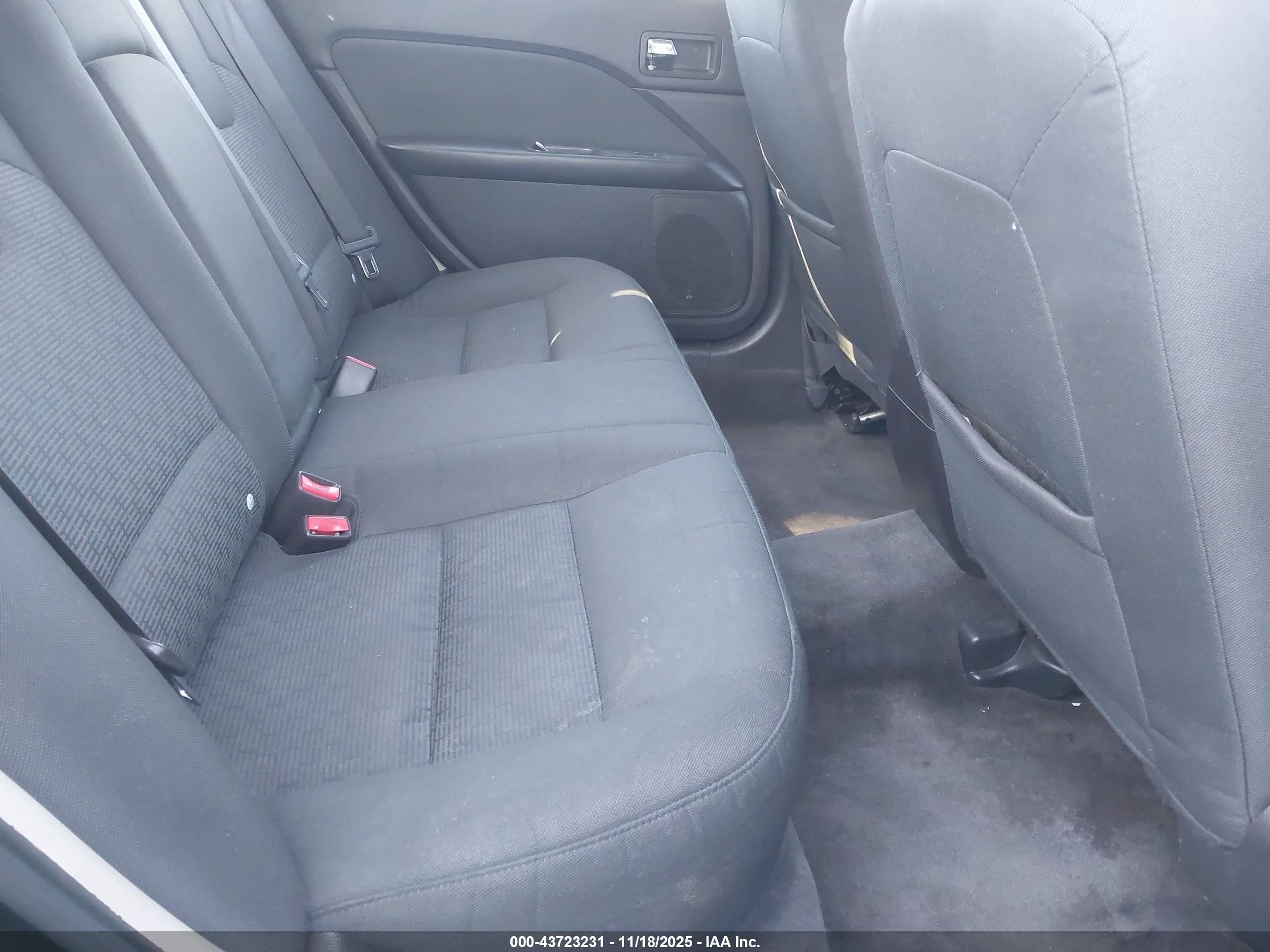 FORD FUSION image 8