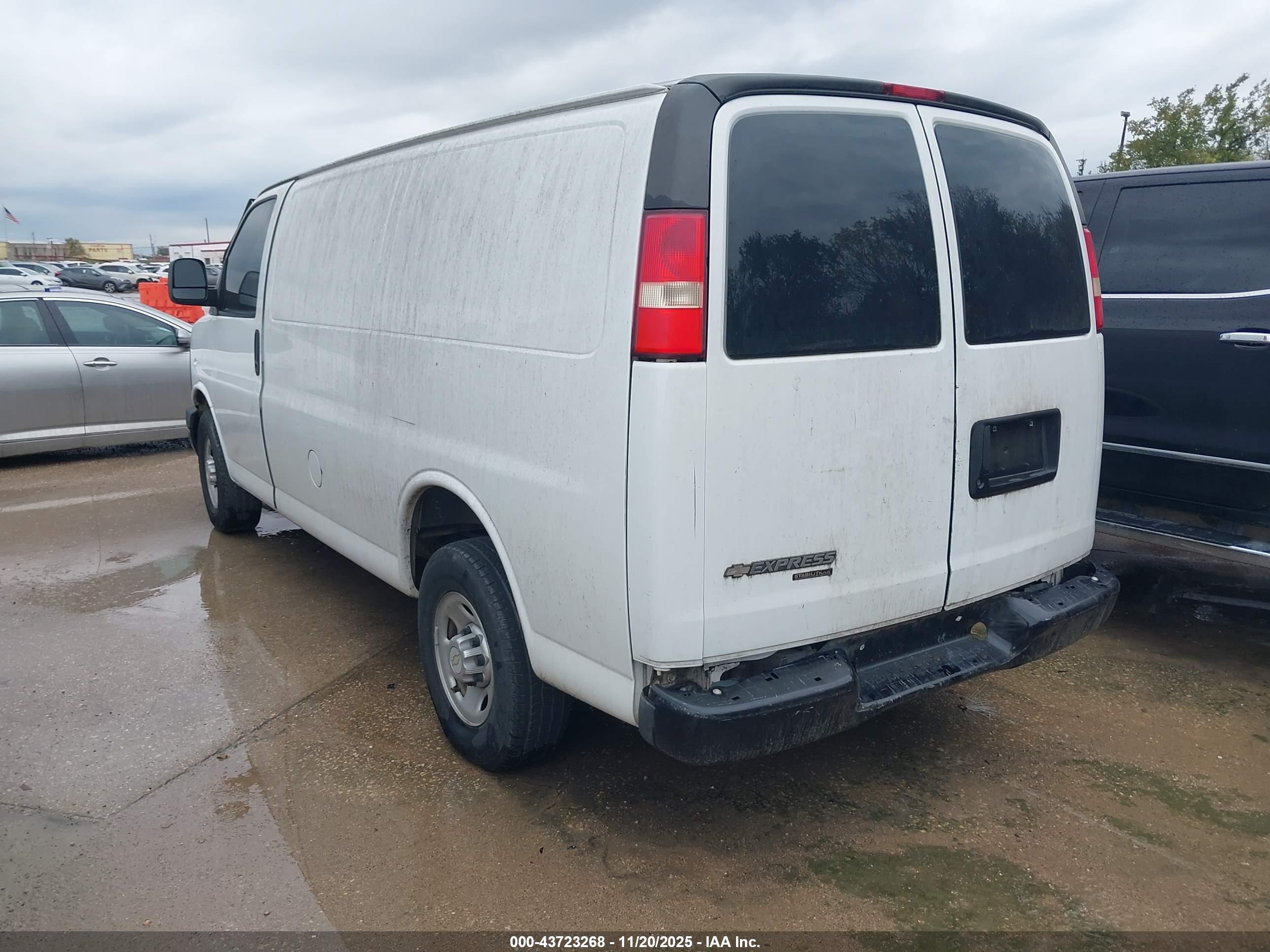 CHEVROLET EXPRESS image 3