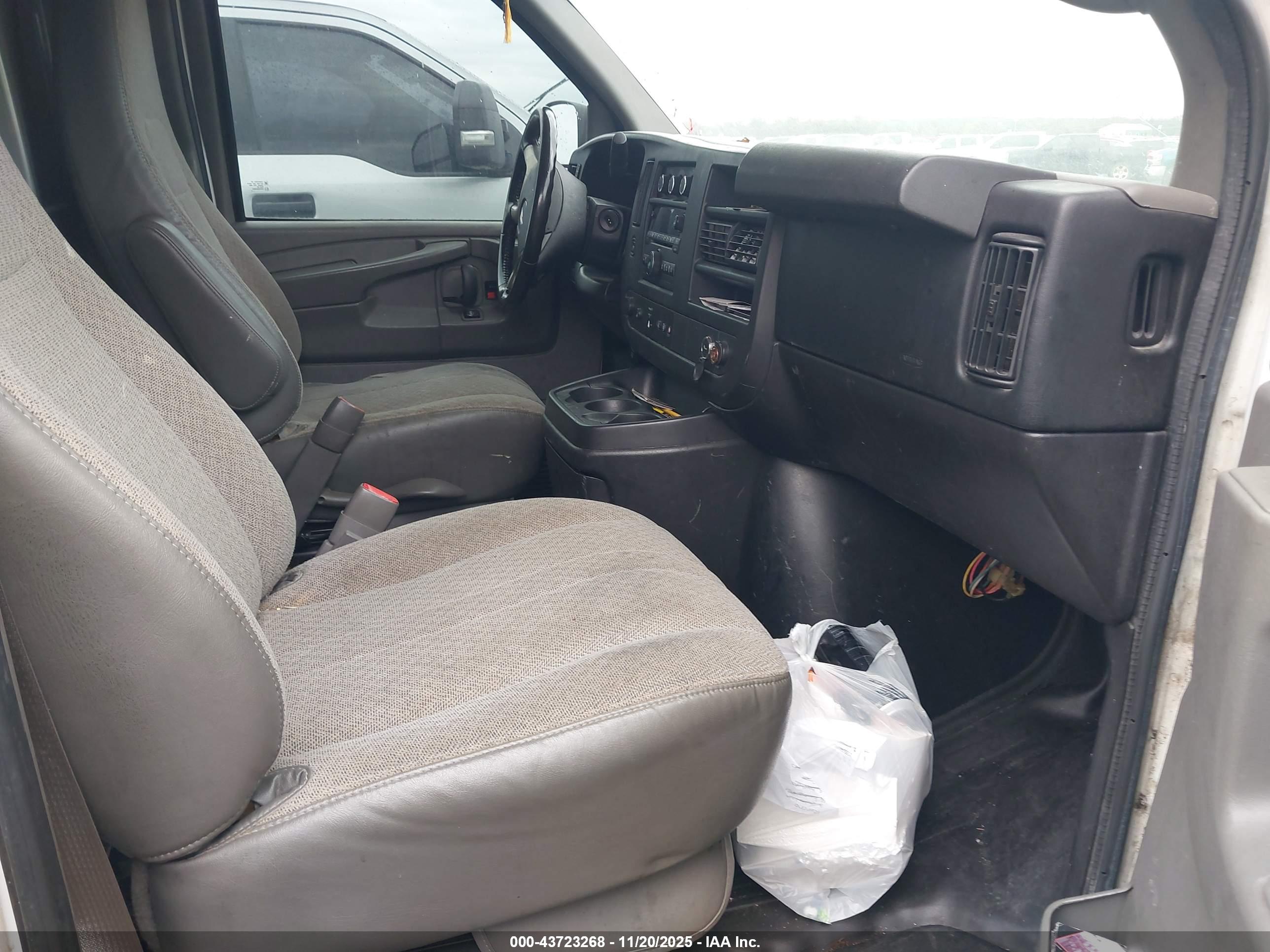 CHEVROLET EXPRESS image 5