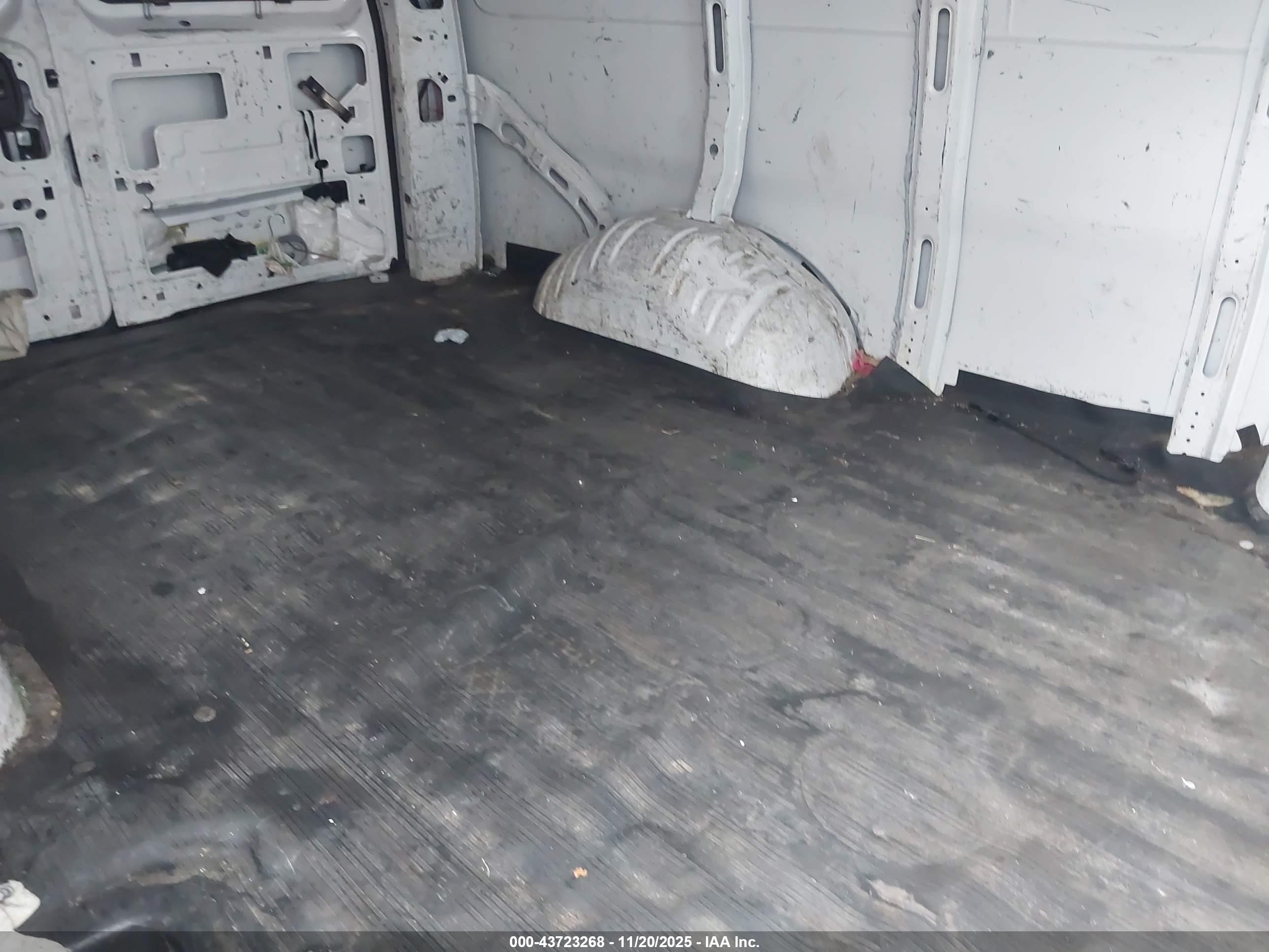 CHEVROLET EXPRESS image 8