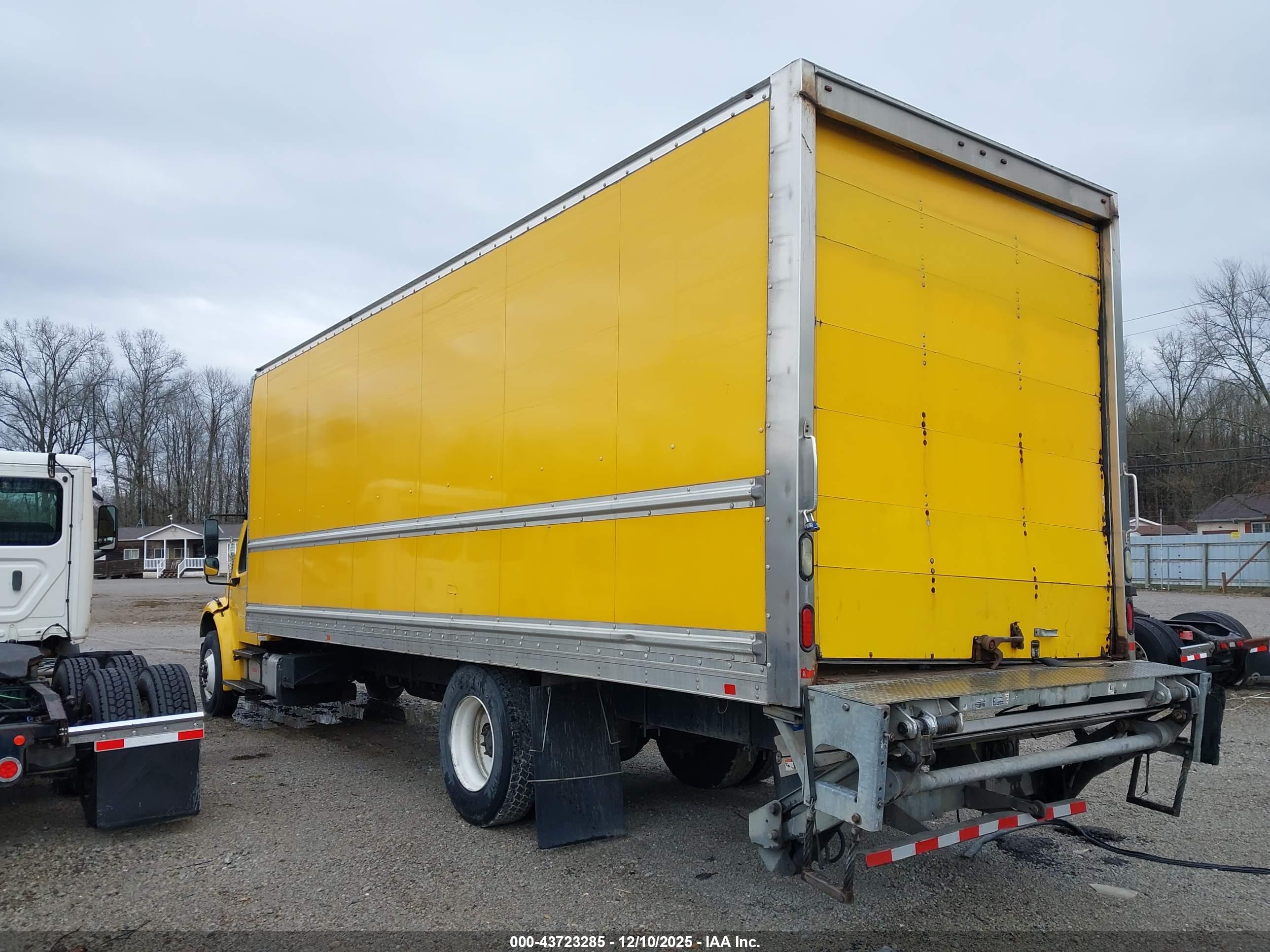 FREIGHTLINER M2 image 3