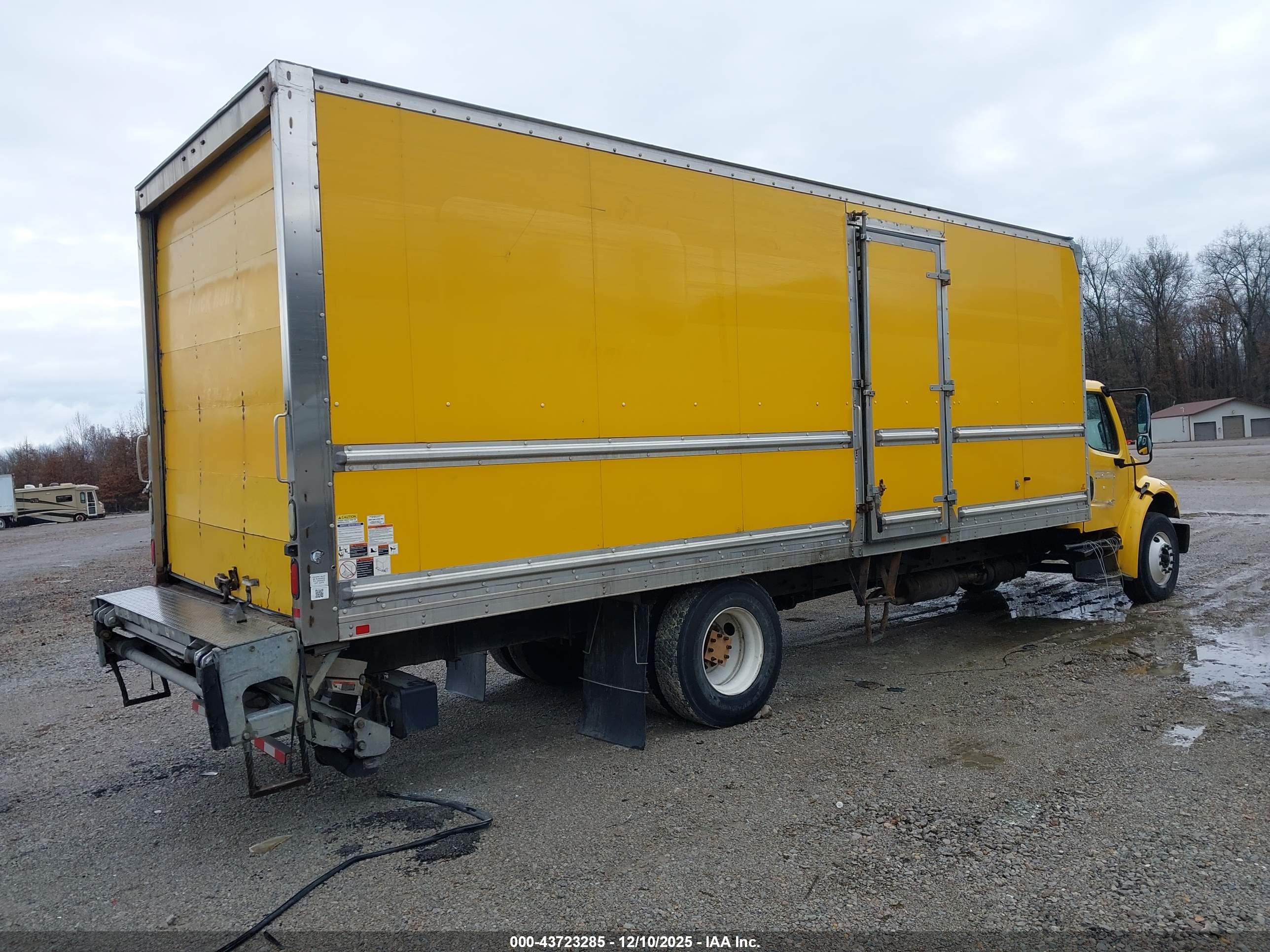 FREIGHTLINER M2 image 4