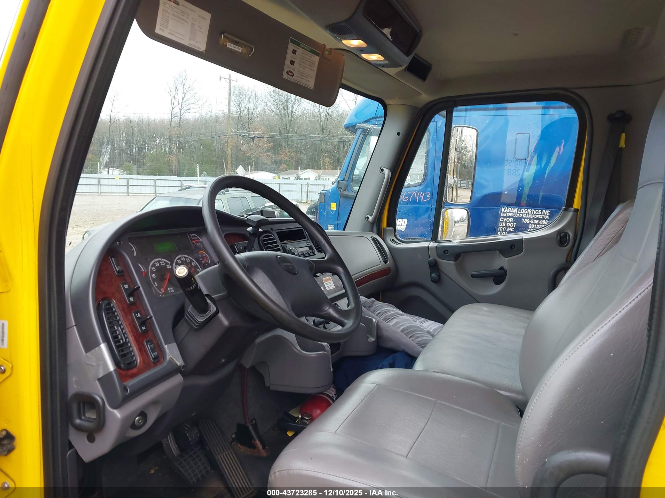 FREIGHTLINER M2 image 8