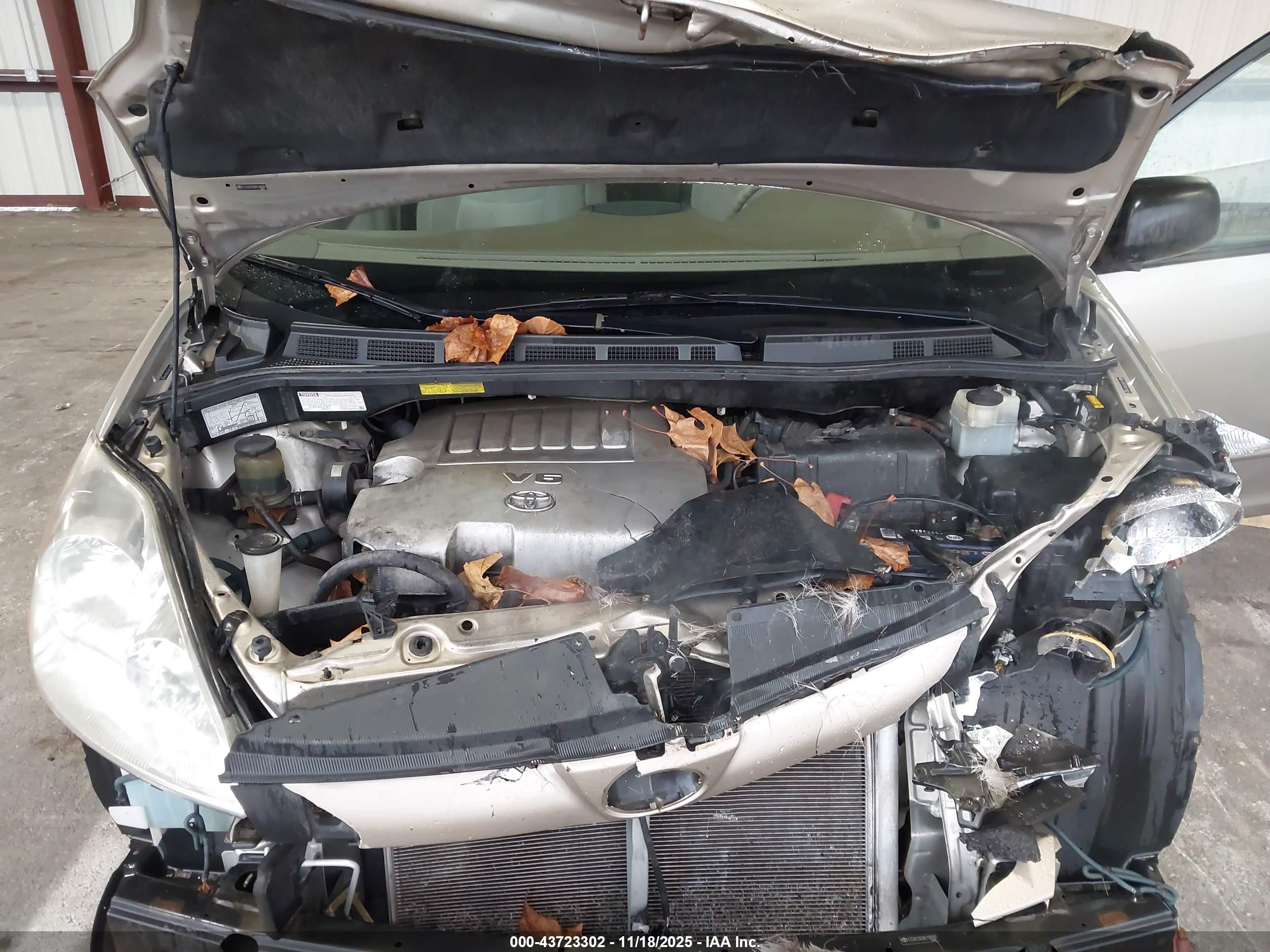 TOYOTA SIENNA image 10