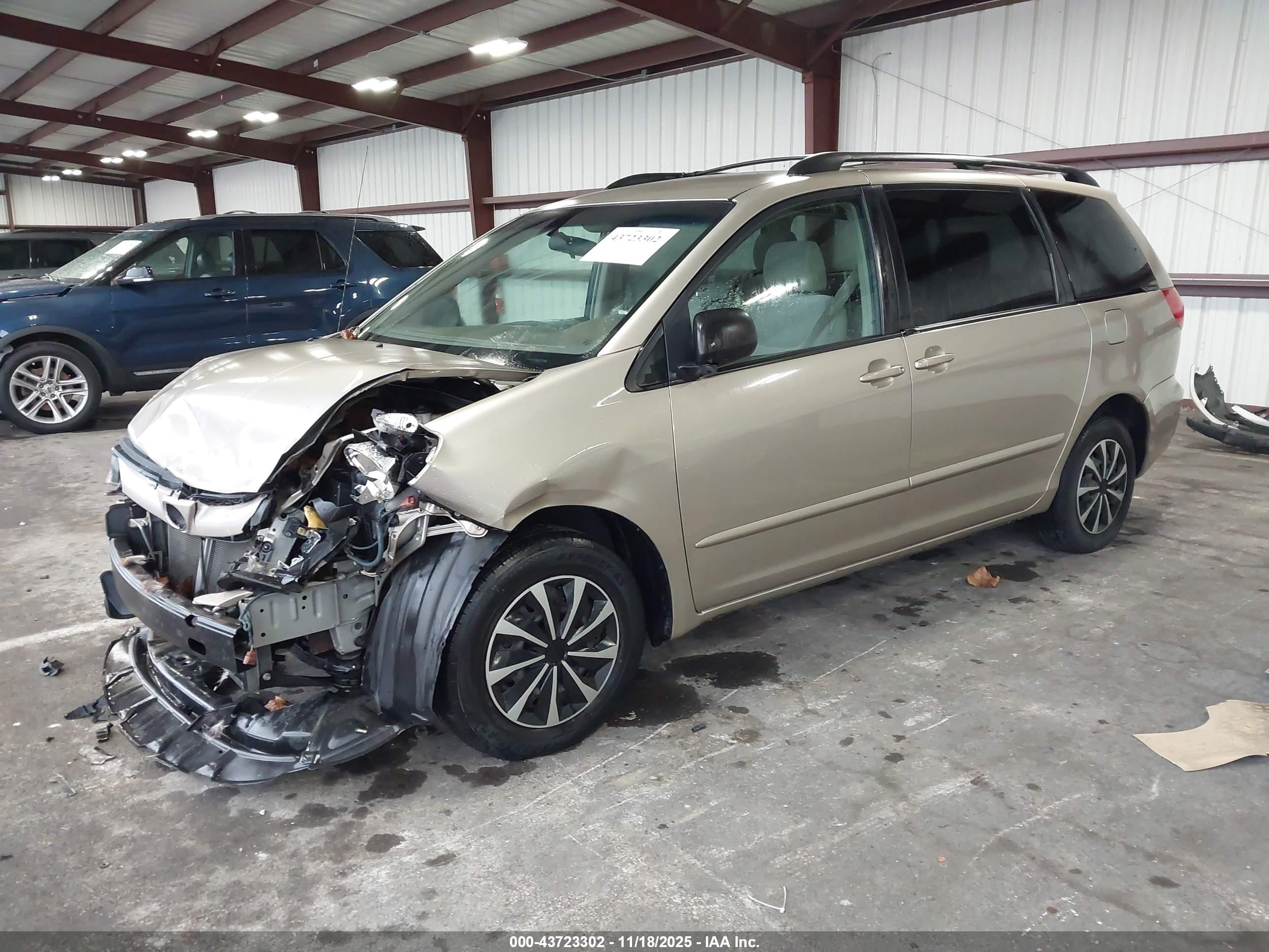 TOYOTA SIENNA image 2