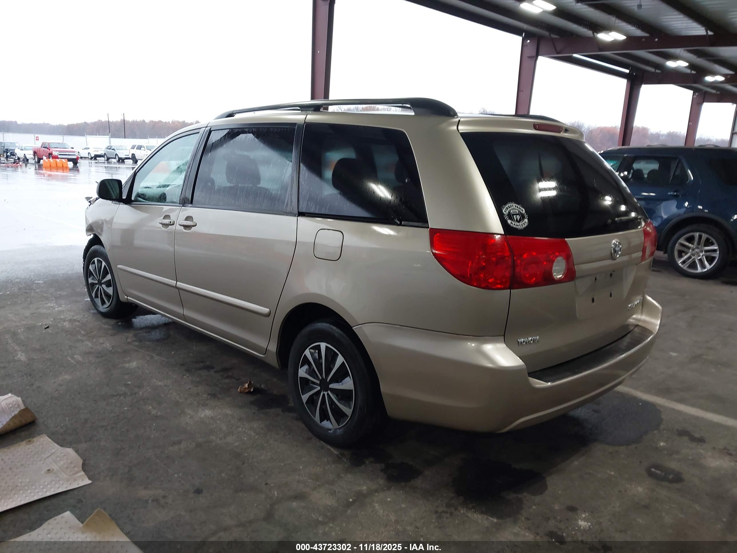 TOYOTA SIENNA image 3