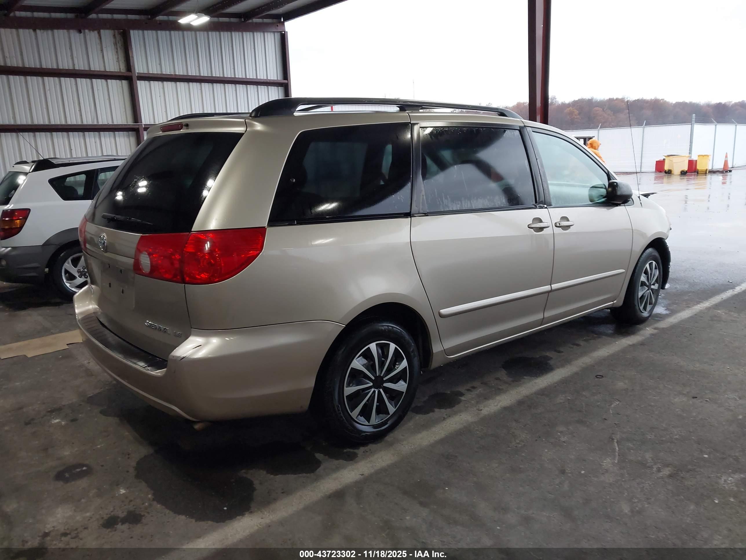 TOYOTA SIENNA image 4