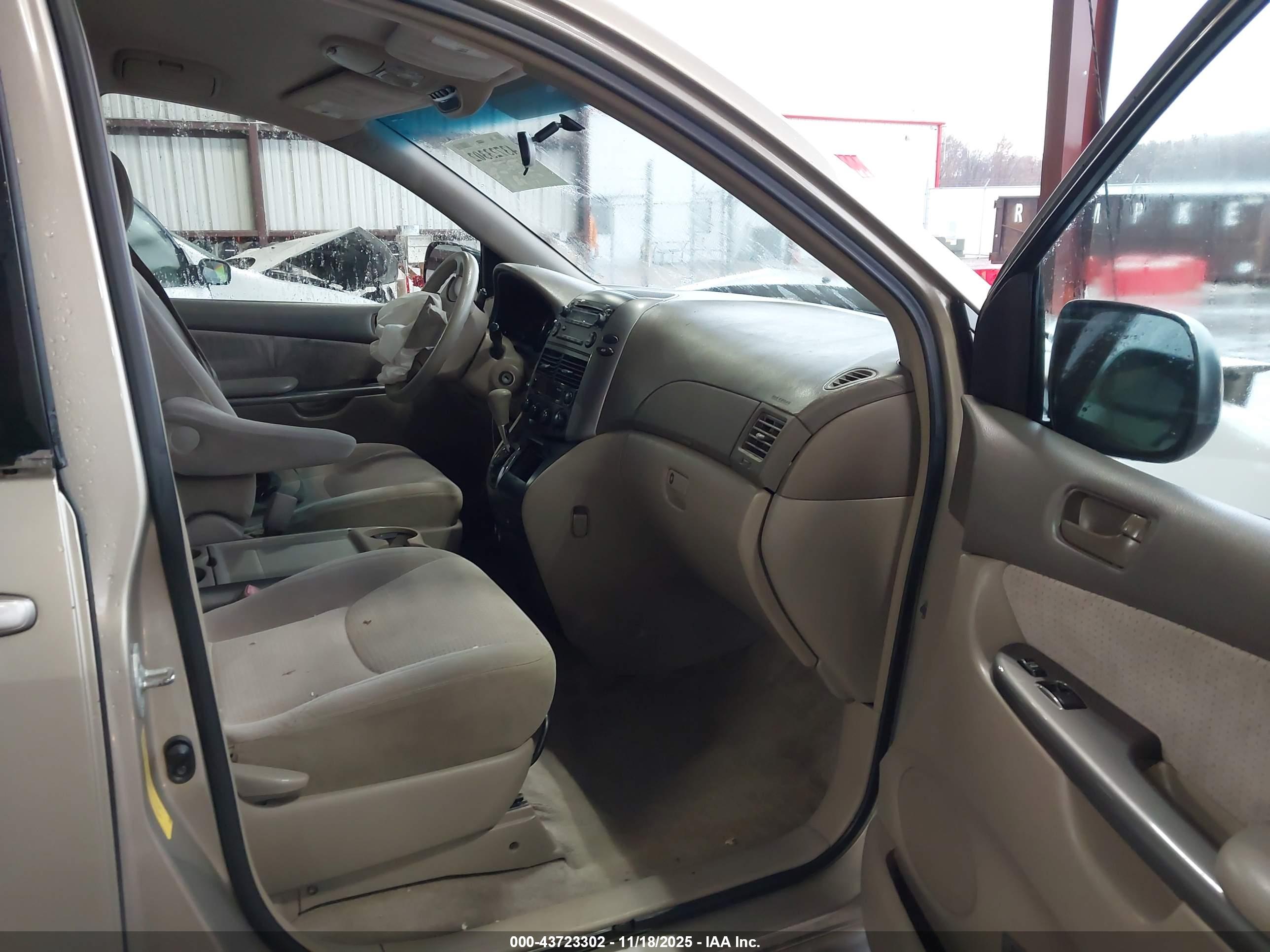 TOYOTA SIENNA image 5