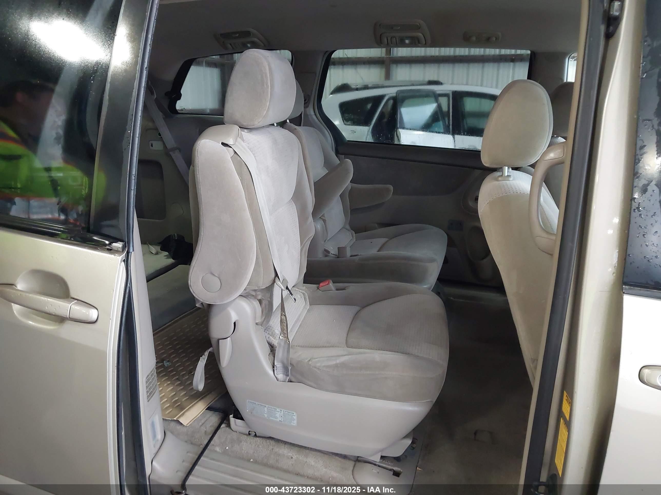TOYOTA SIENNA image 8