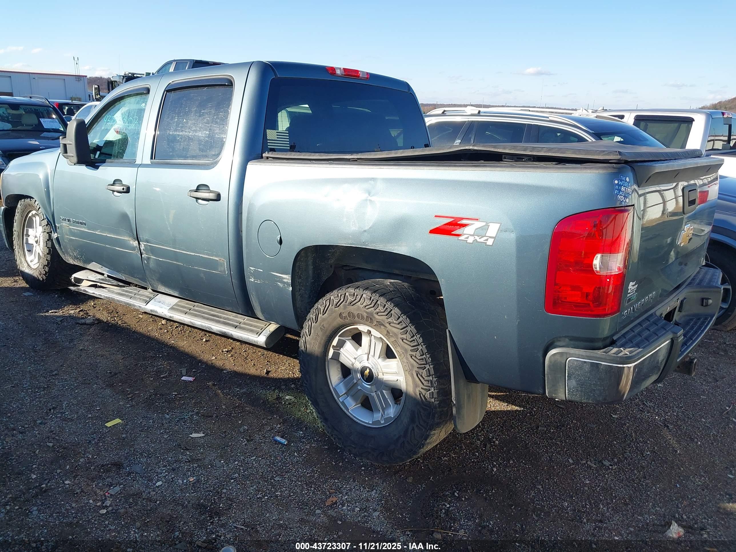 CHEVROLET SILVERADO image 3