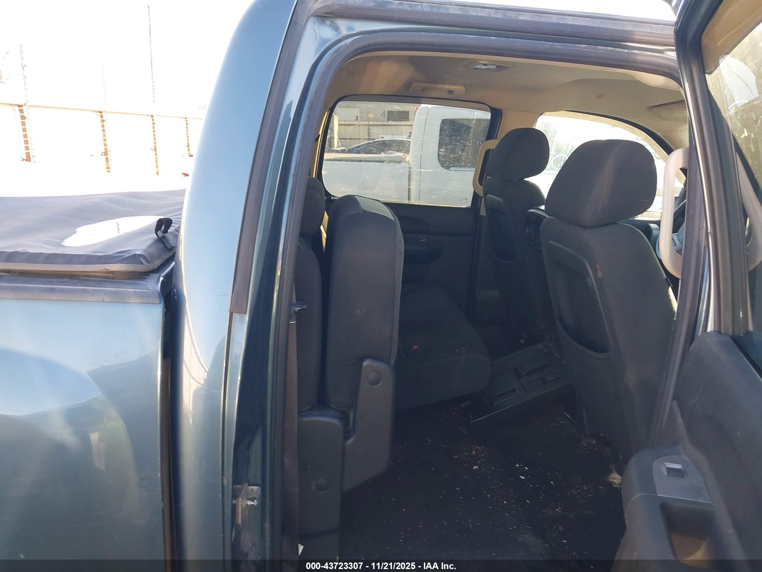 CHEVROLET SILVERADO image 8