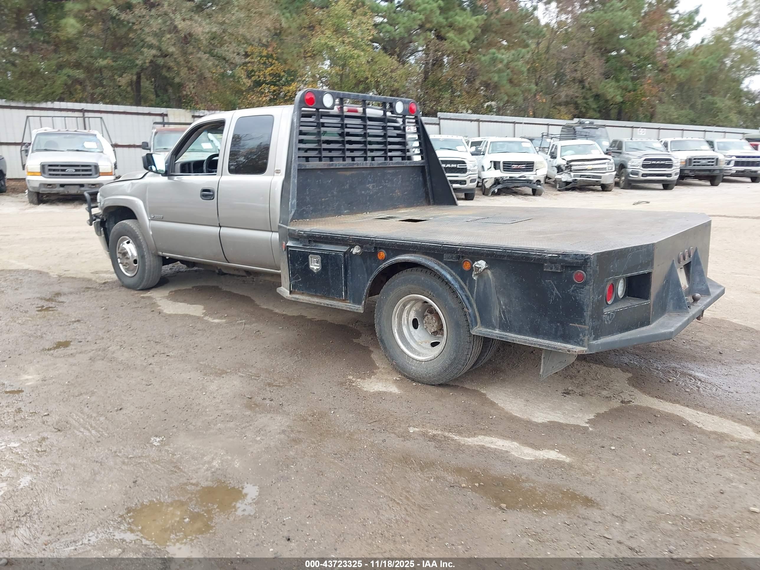 CHEVROLET SILVERADO image 3
