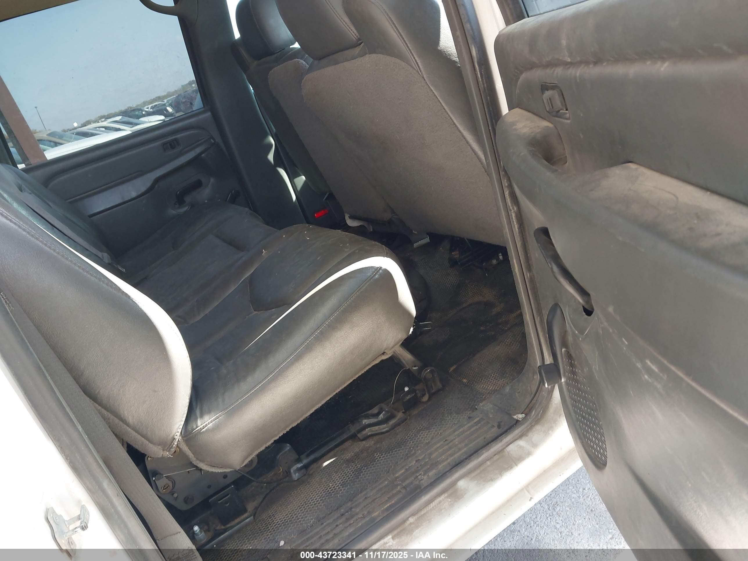 CHEVROLET SILVERADO image 8