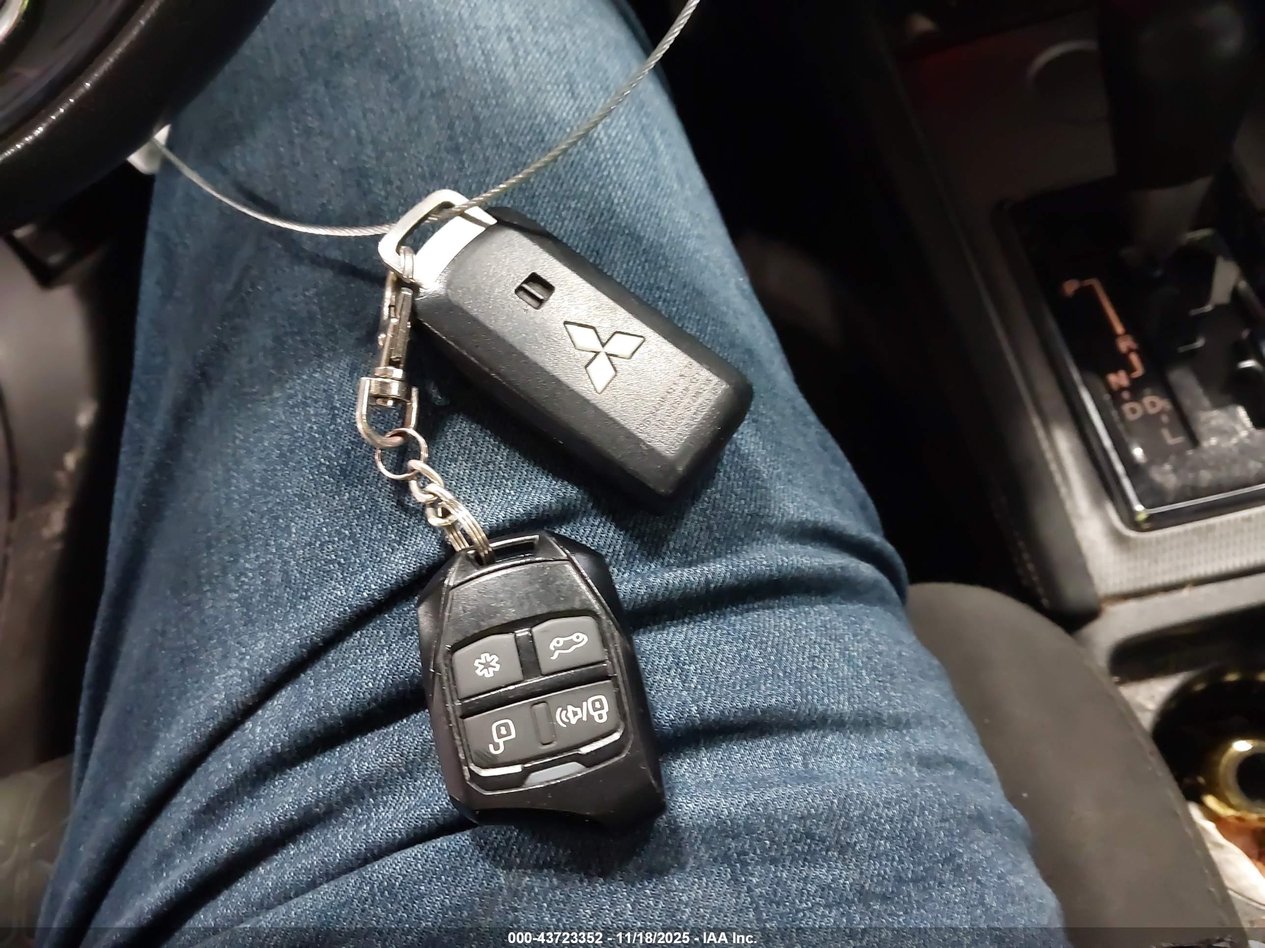 MITSUBISHI OUTLANDER image 11