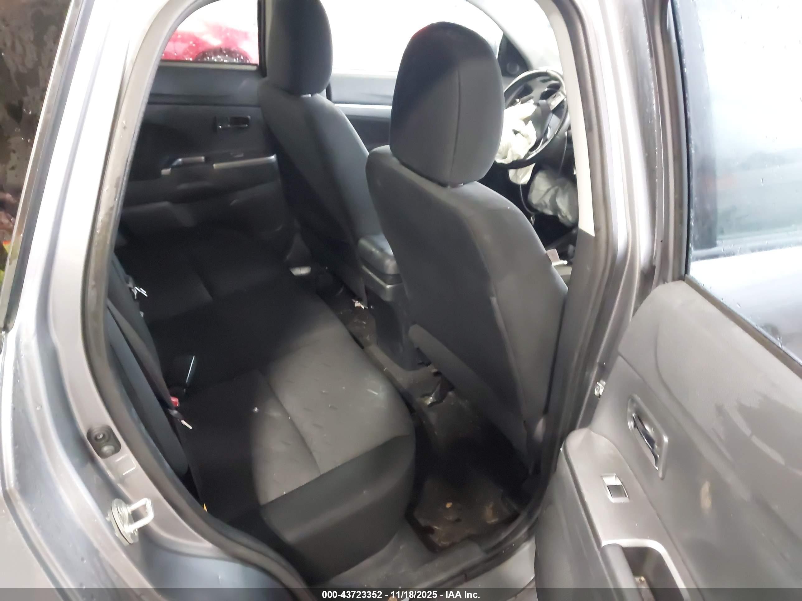 MITSUBISHI OUTLANDER image 8