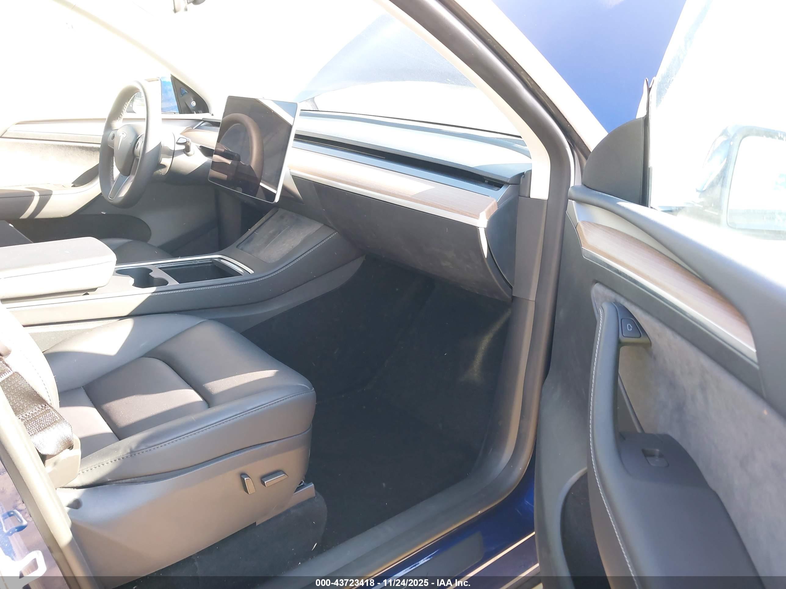TESLA MODEL image 5