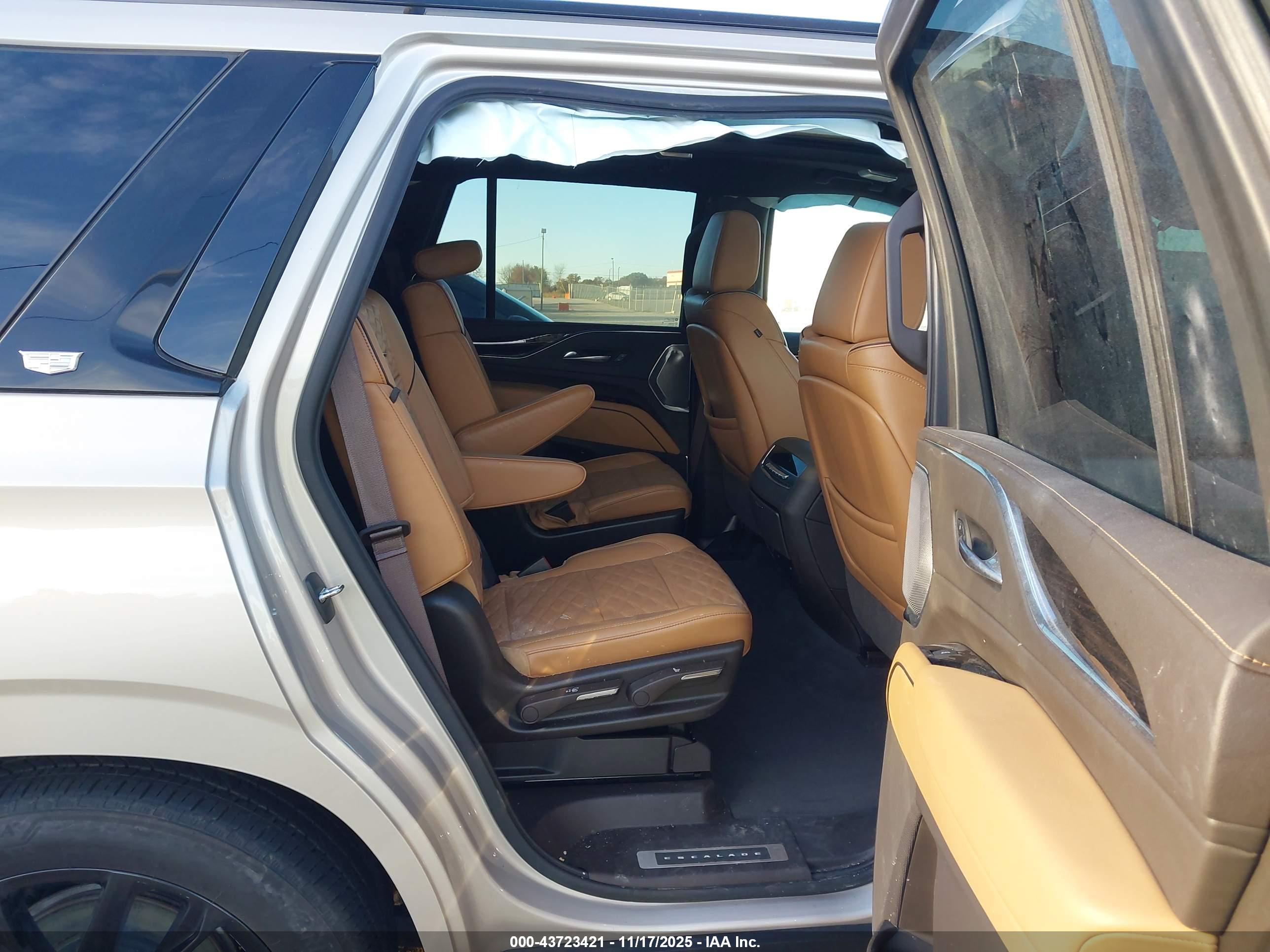 CADILLAC ESCALADE image 8