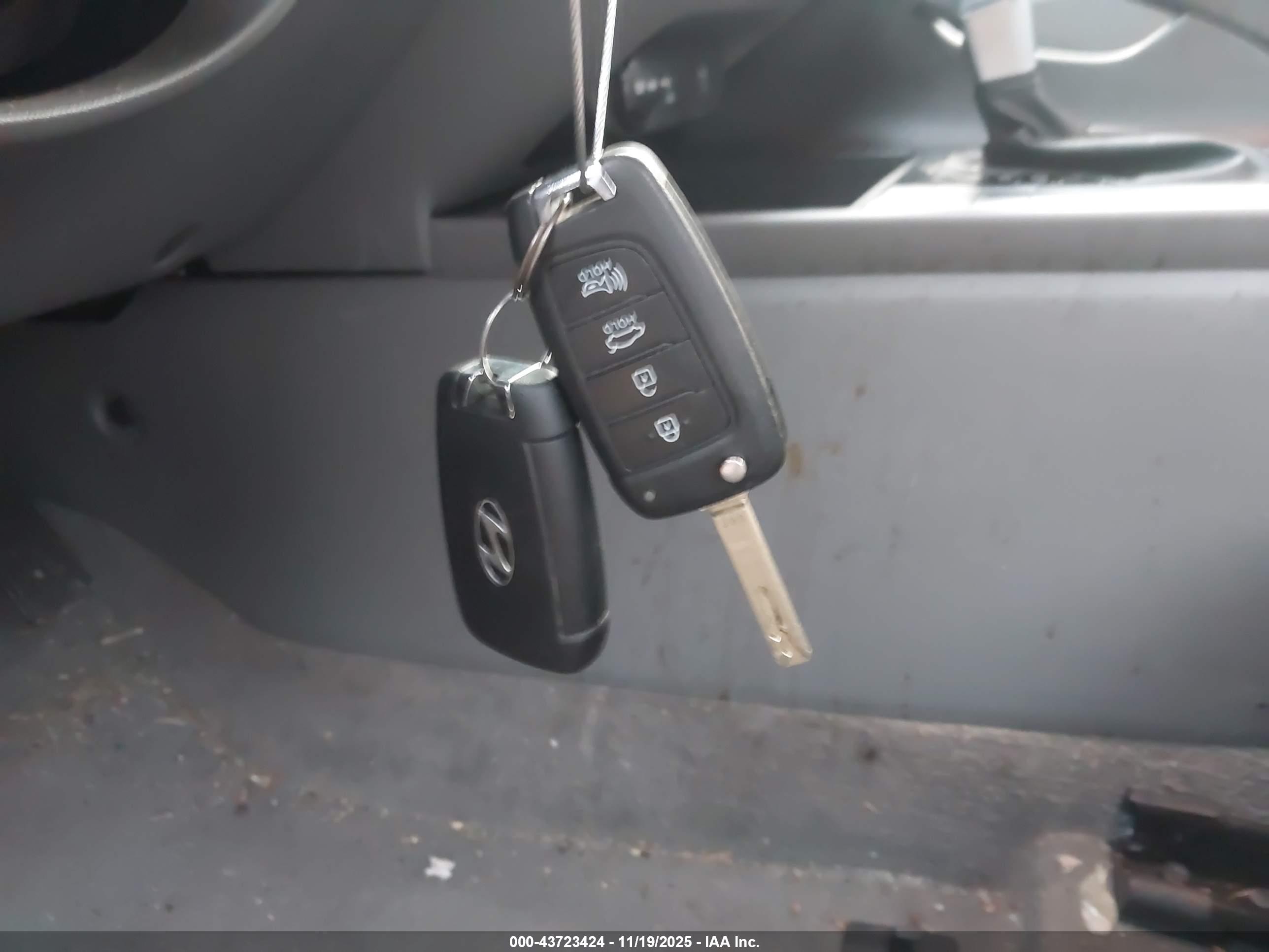 HYUNDAI ELANTRA image 11