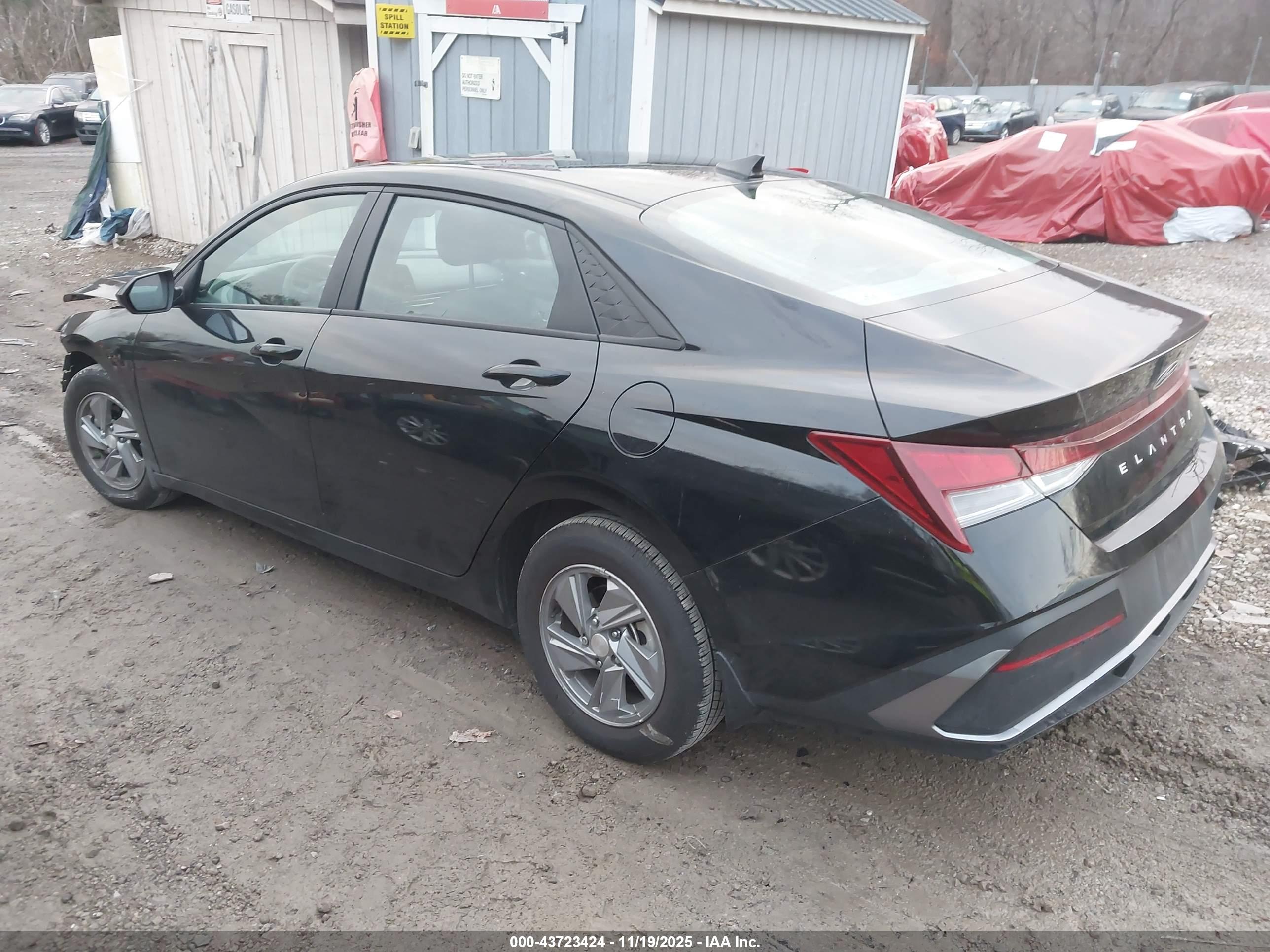 HYUNDAI ELANTRA image 3