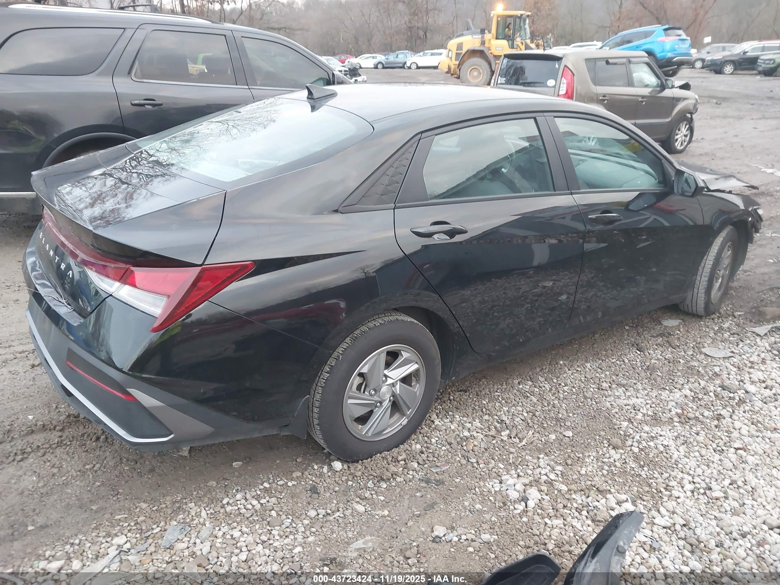HYUNDAI ELANTRA image 4