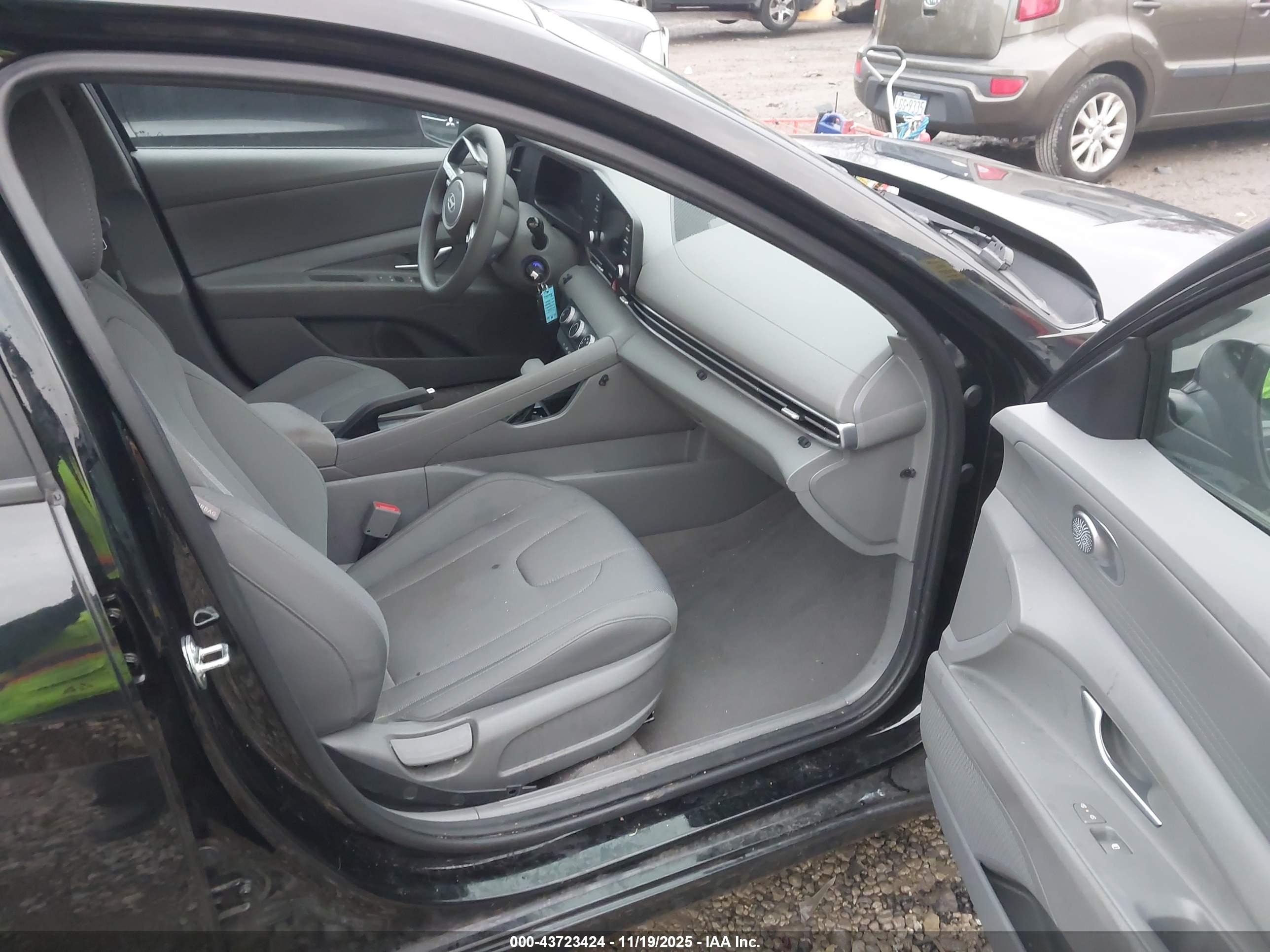 HYUNDAI ELANTRA image 5