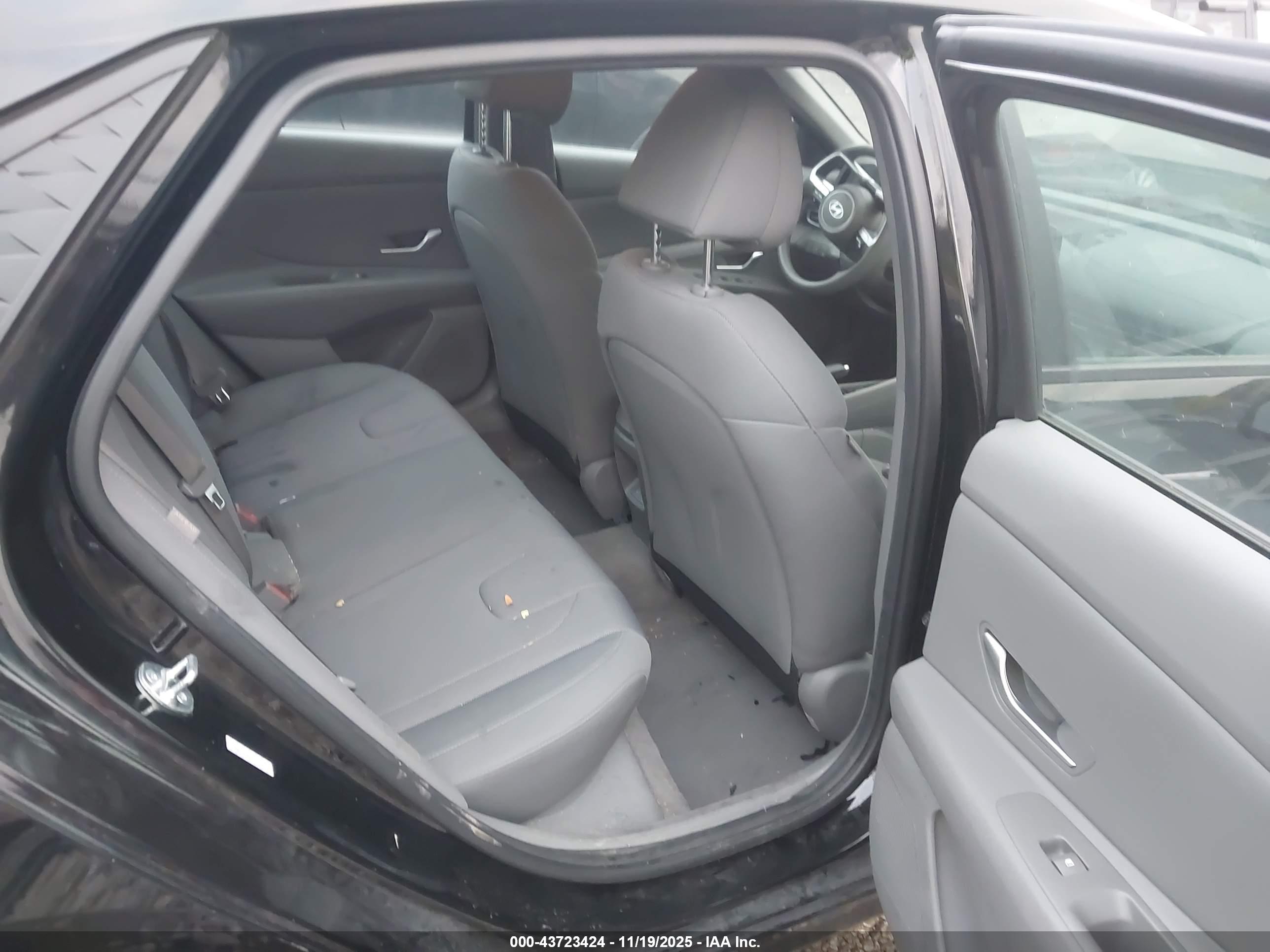 HYUNDAI ELANTRA image 8