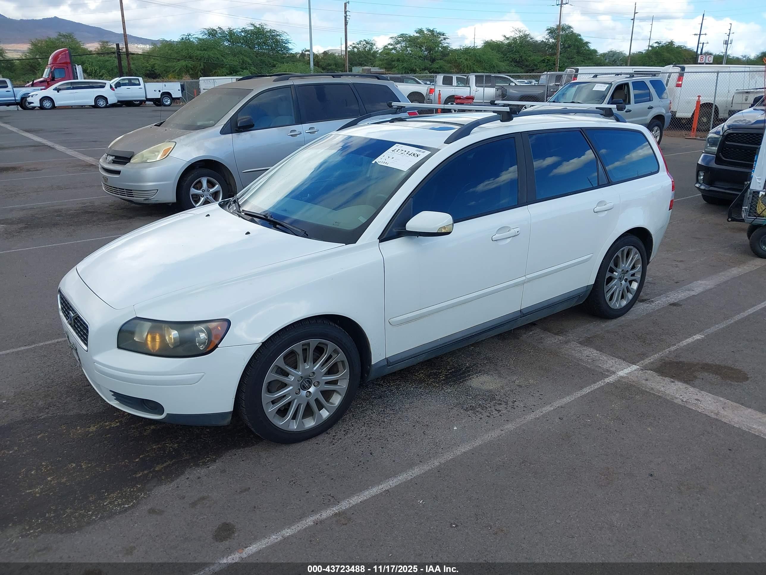 VOLVO V50 image 2