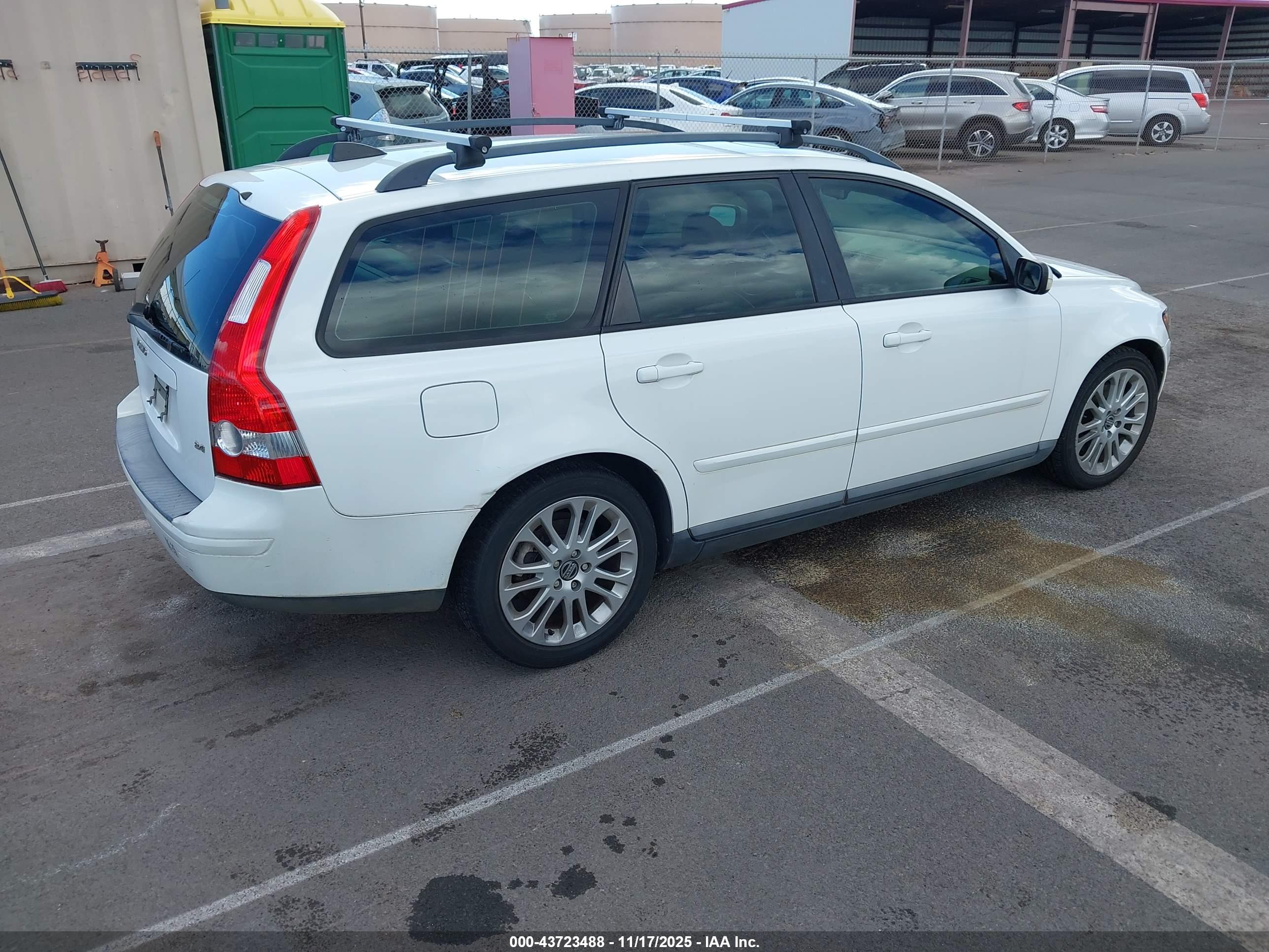 VOLVO V50 image 4