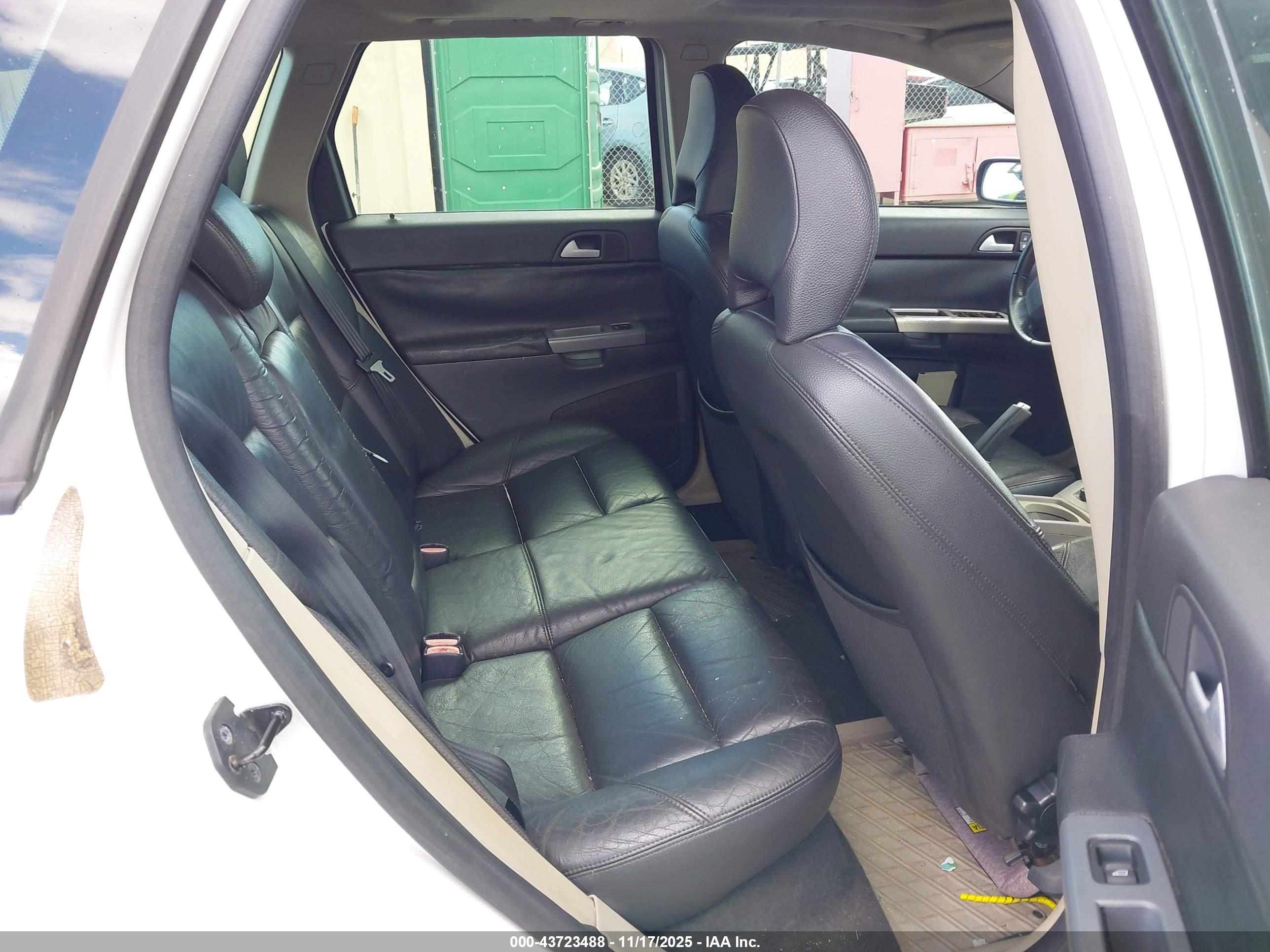 VOLVO V50 image 8