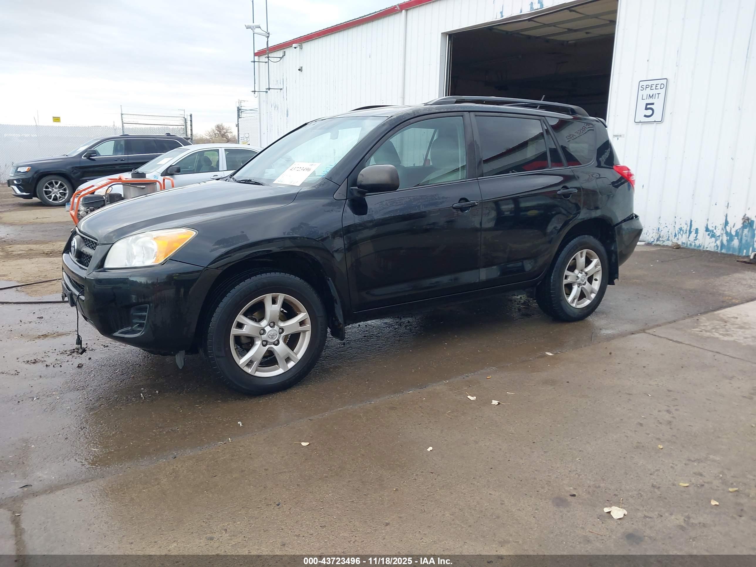TOYOTA RAV4 image 2