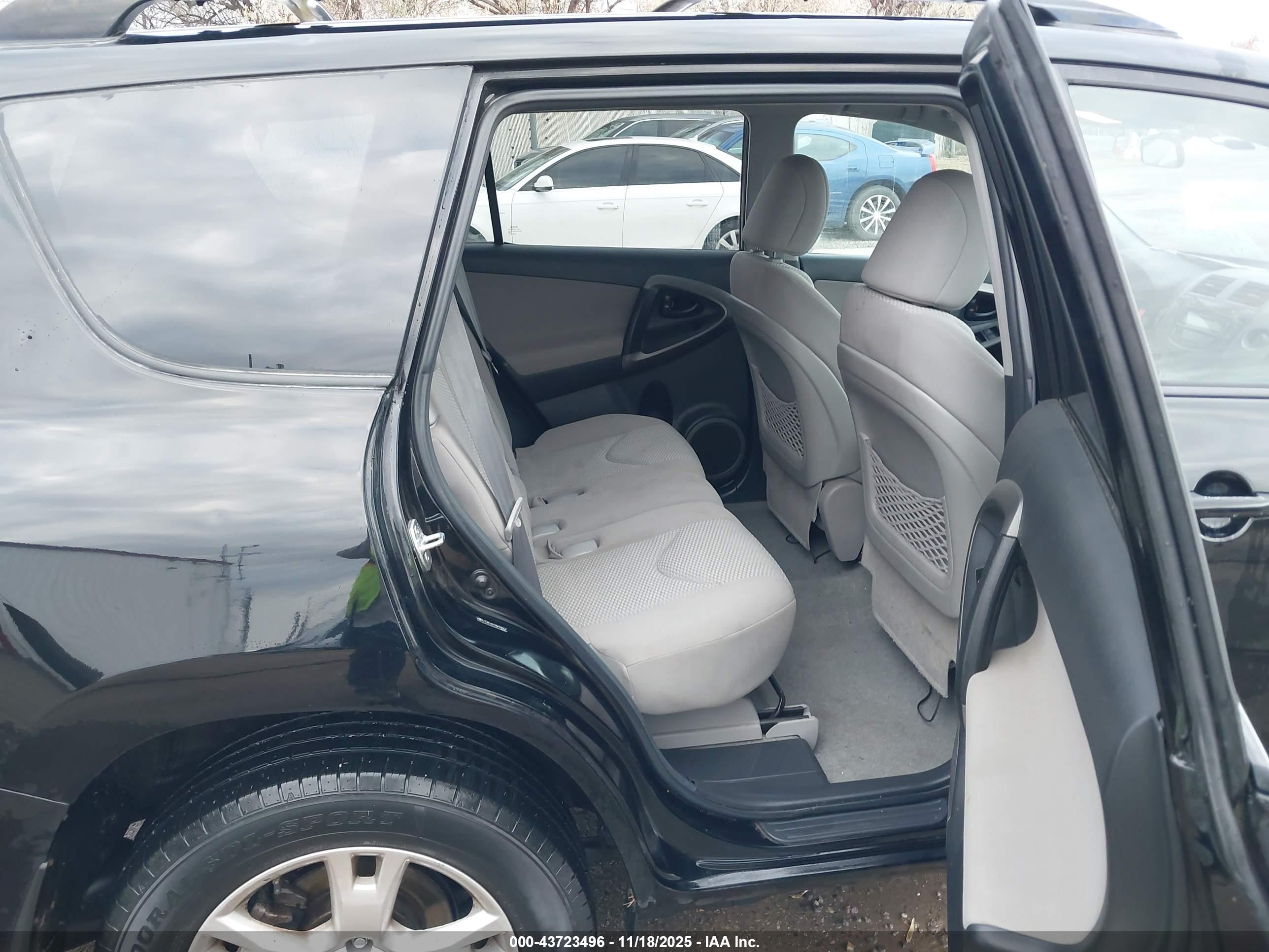 TOYOTA RAV4 image 8